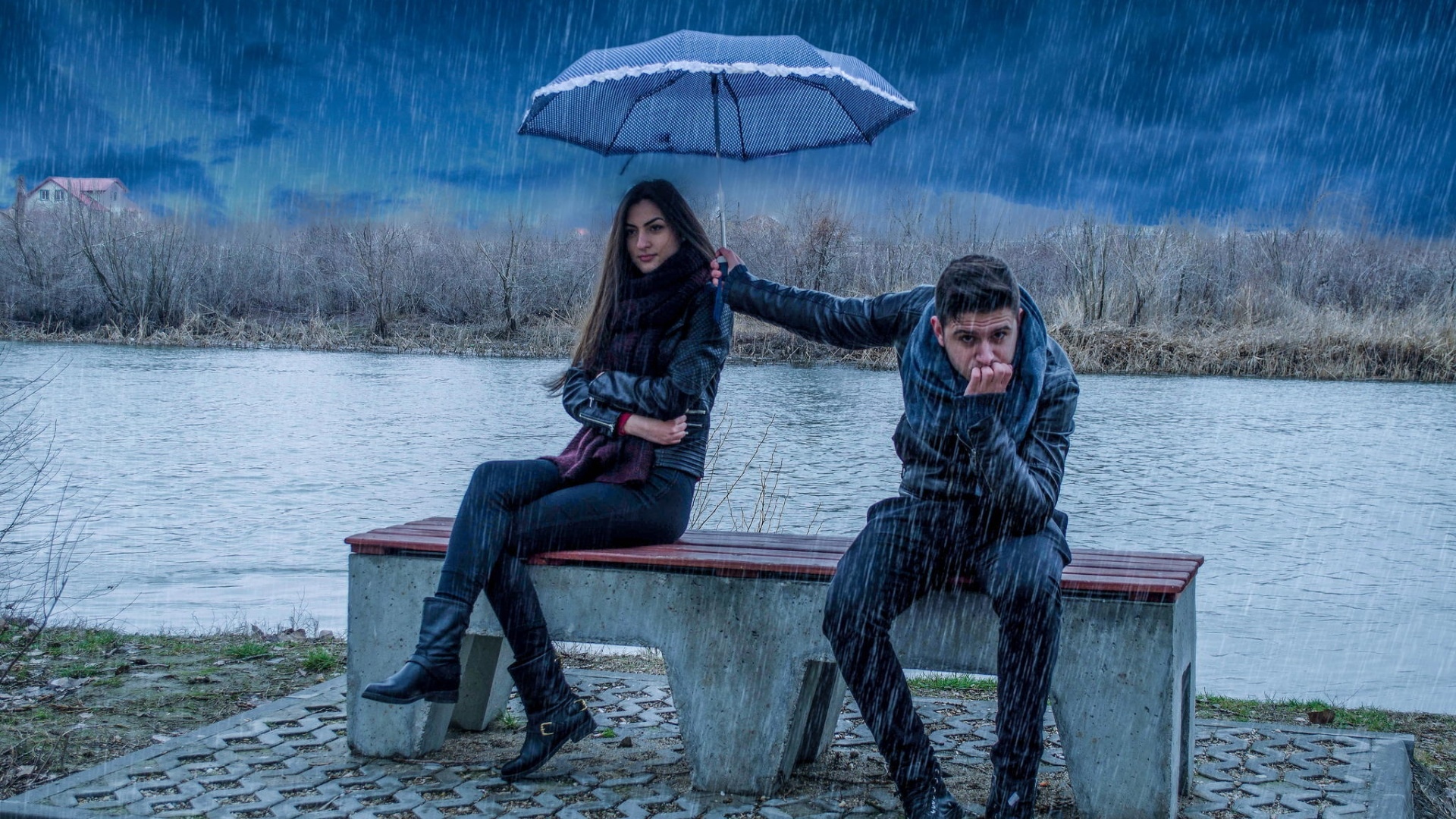 Парень укрывает девушку от дождя