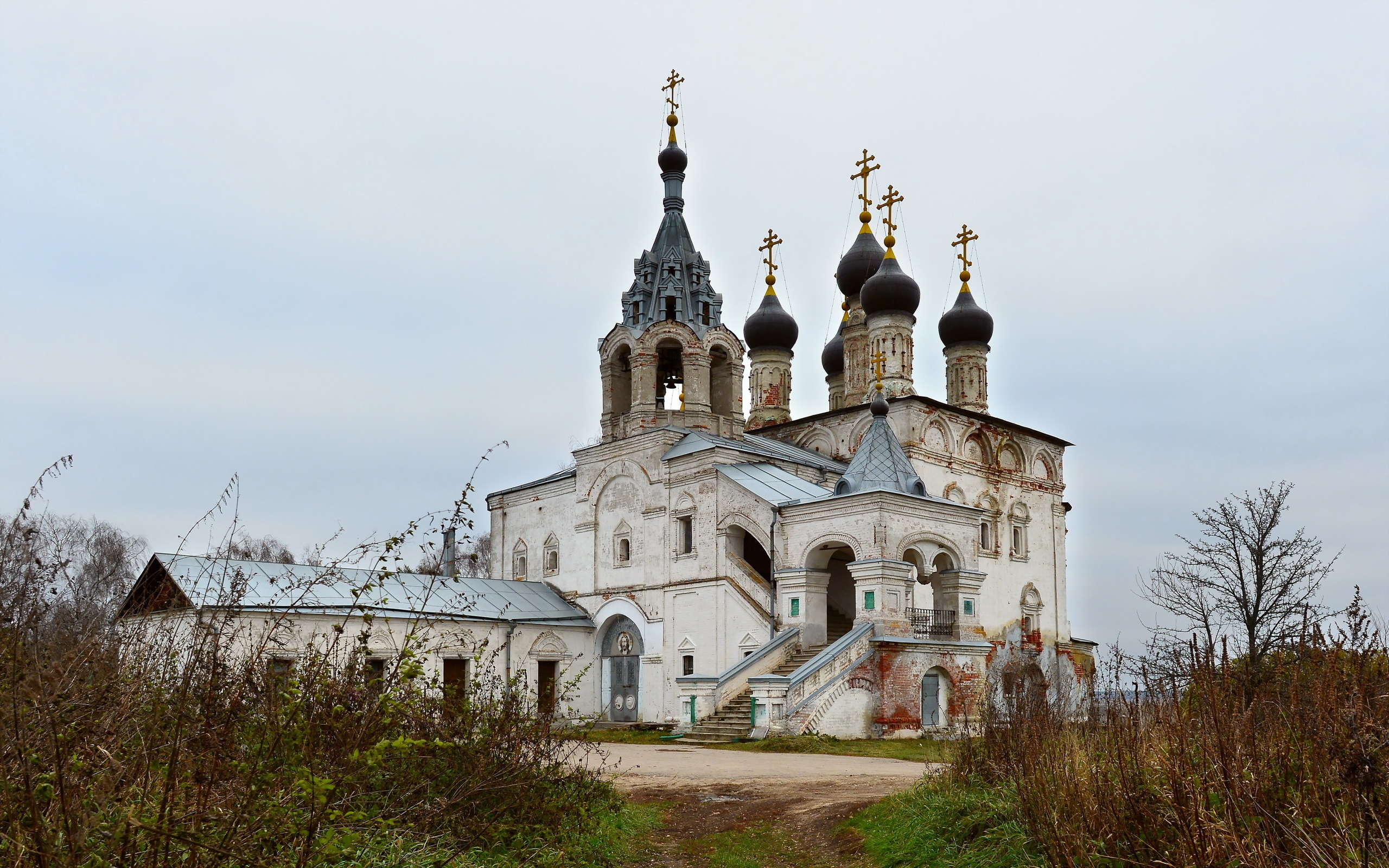 Главный стол в церкви