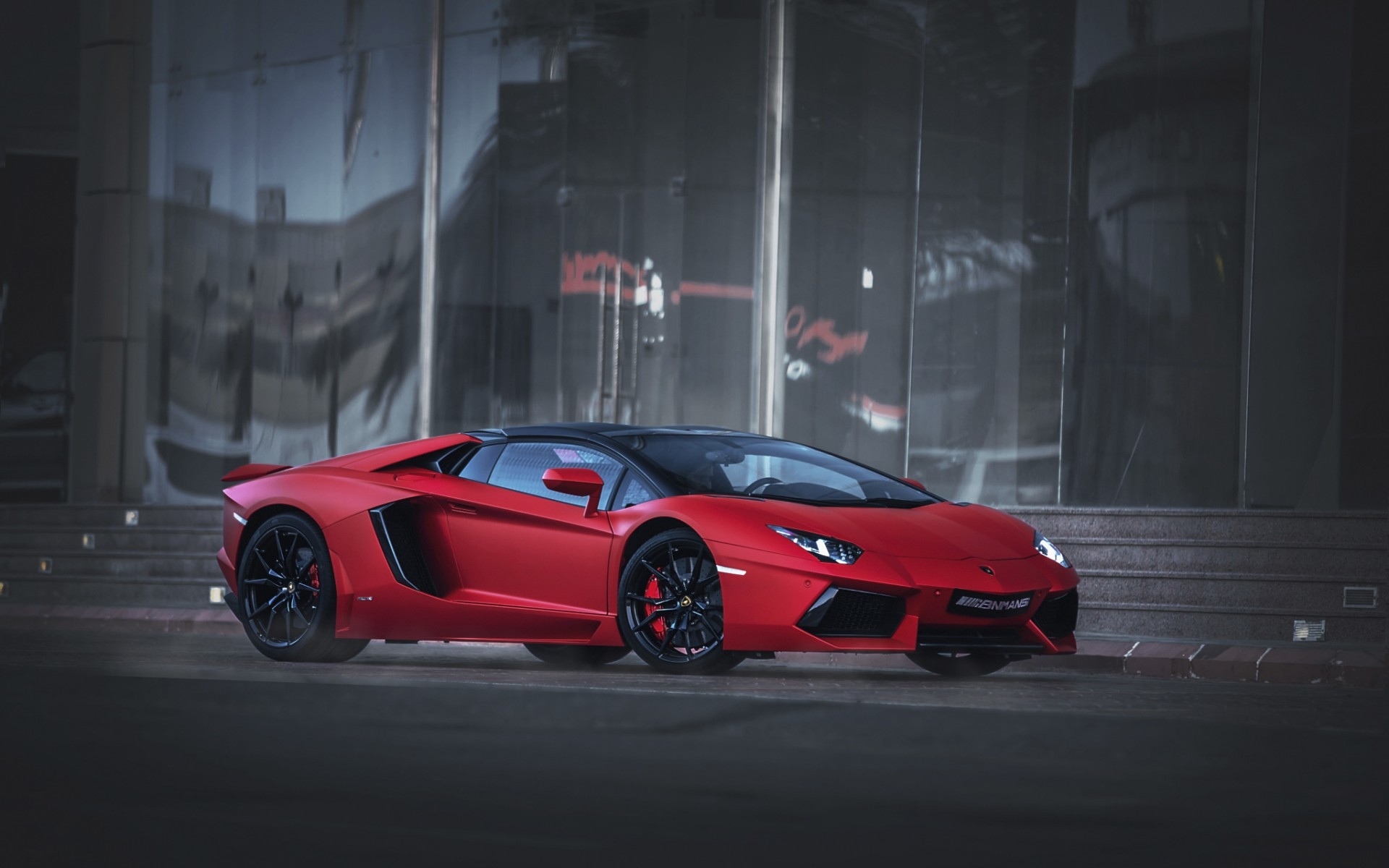 Lamborghini Aventador красный