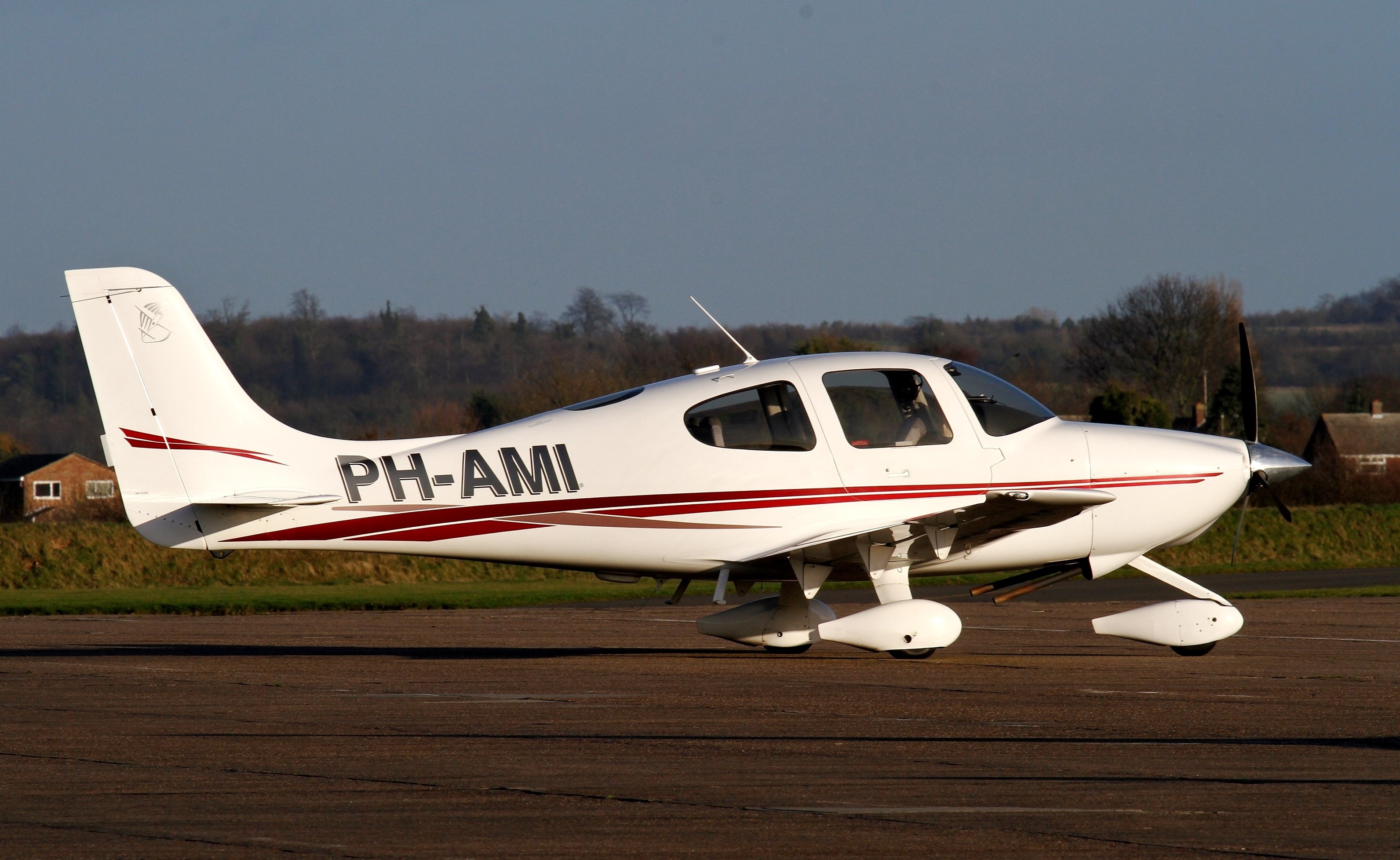 Самолетик 7 букв. Двухмоторный Cirrus. Cirrus sr20. Самолет двухмоторный. Легкие самолеты.