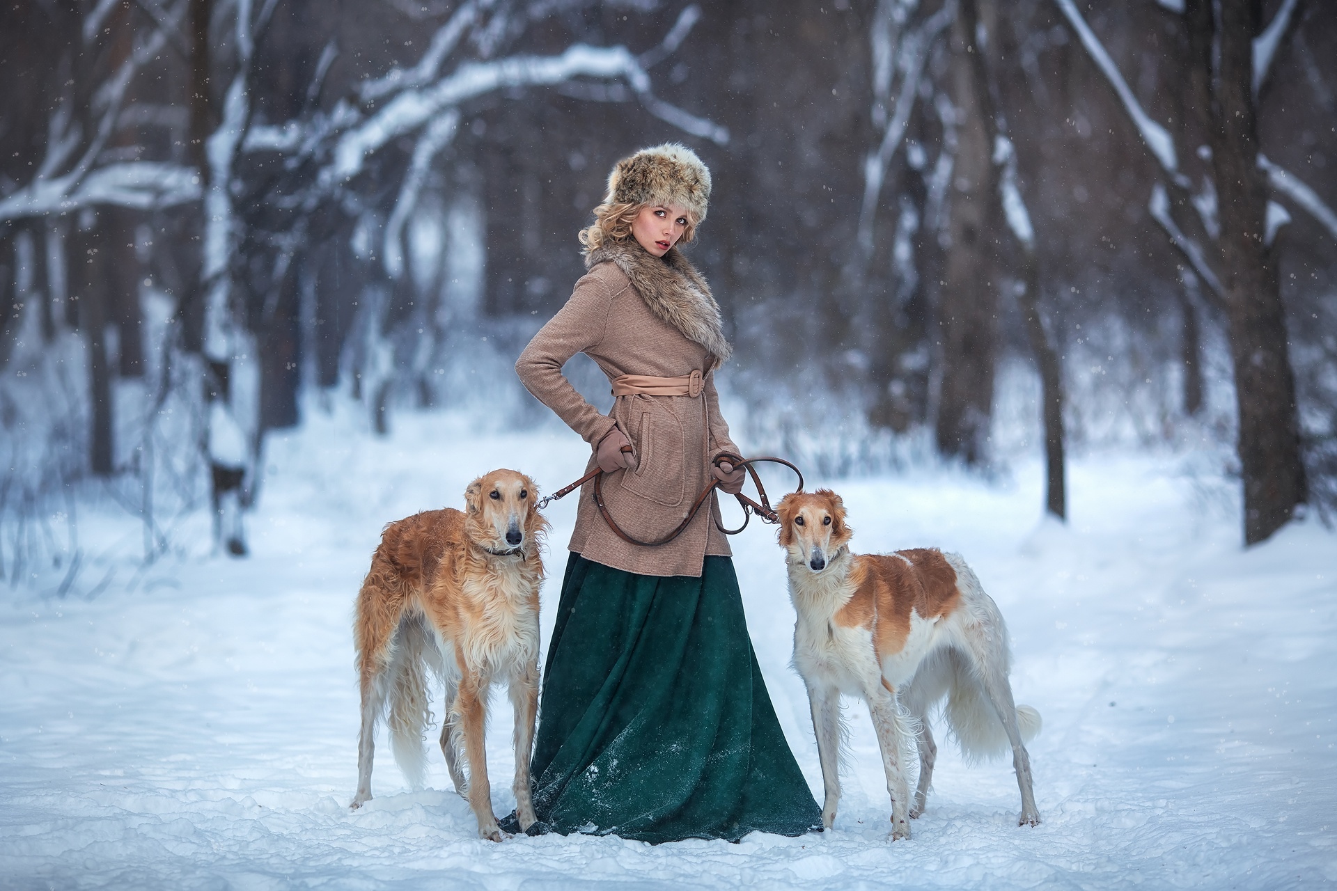 Русский собак девочки. Фотосессия с собакой зимой. Девушка с собачкой зимой. Дама с собачкой на прогулке. Фотосессия с собакой в лесу.