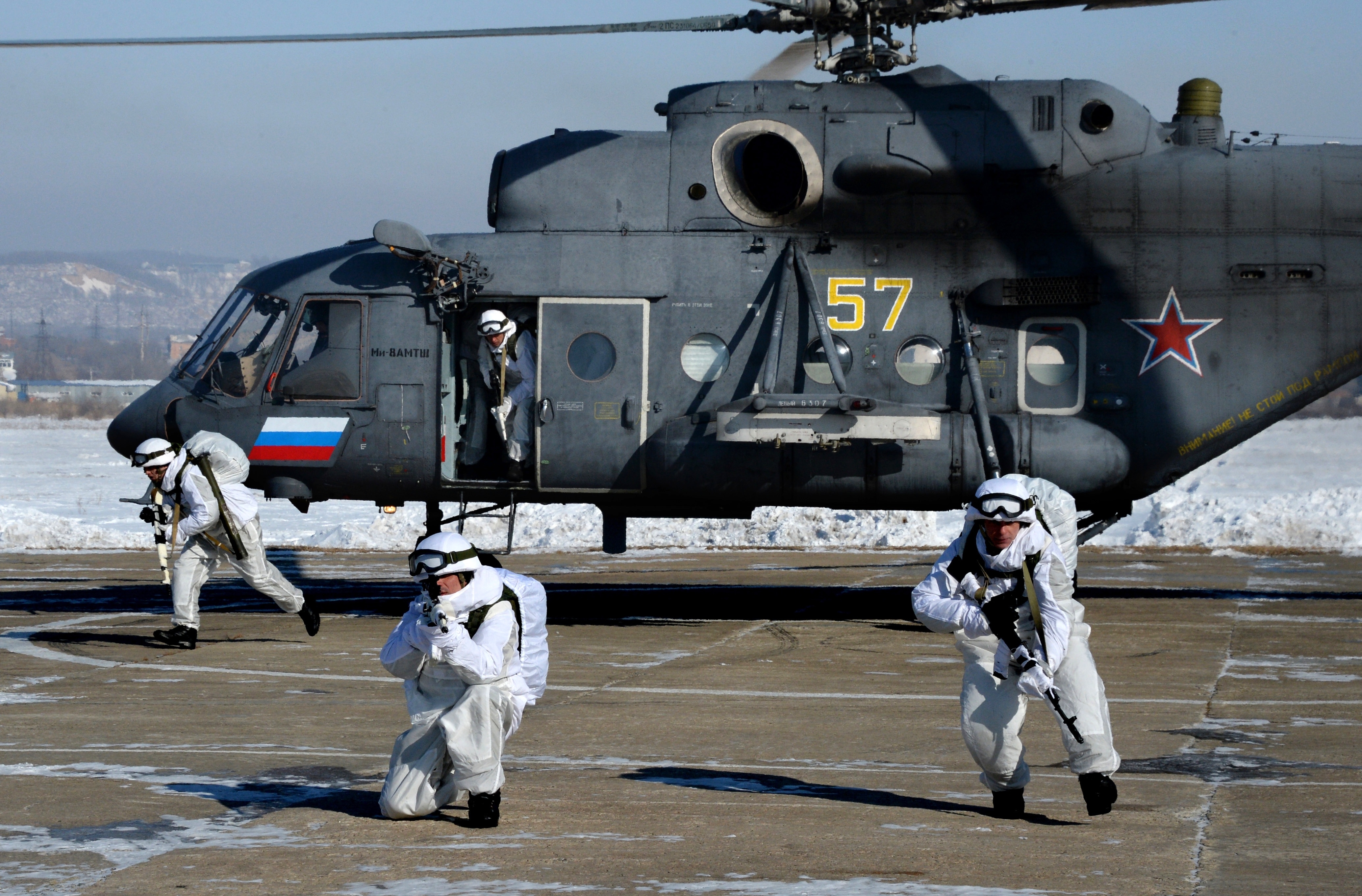 Учения букв. Вертолёт ми-8 АМТШ. Ми-8амтш десант. Ми-8 вертолет ВДВ. Десантно штурмовой вертолет ми-8.