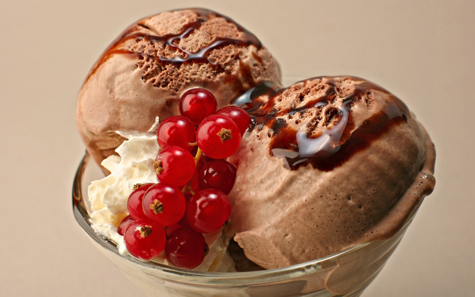 Шоколадное мороженое с фруктами