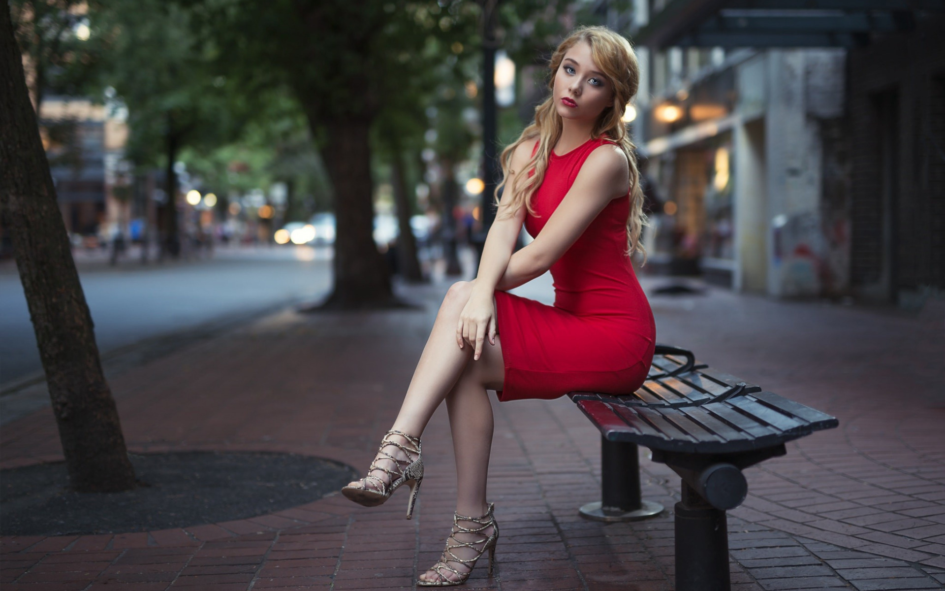 Блондинка сидит на скамейке