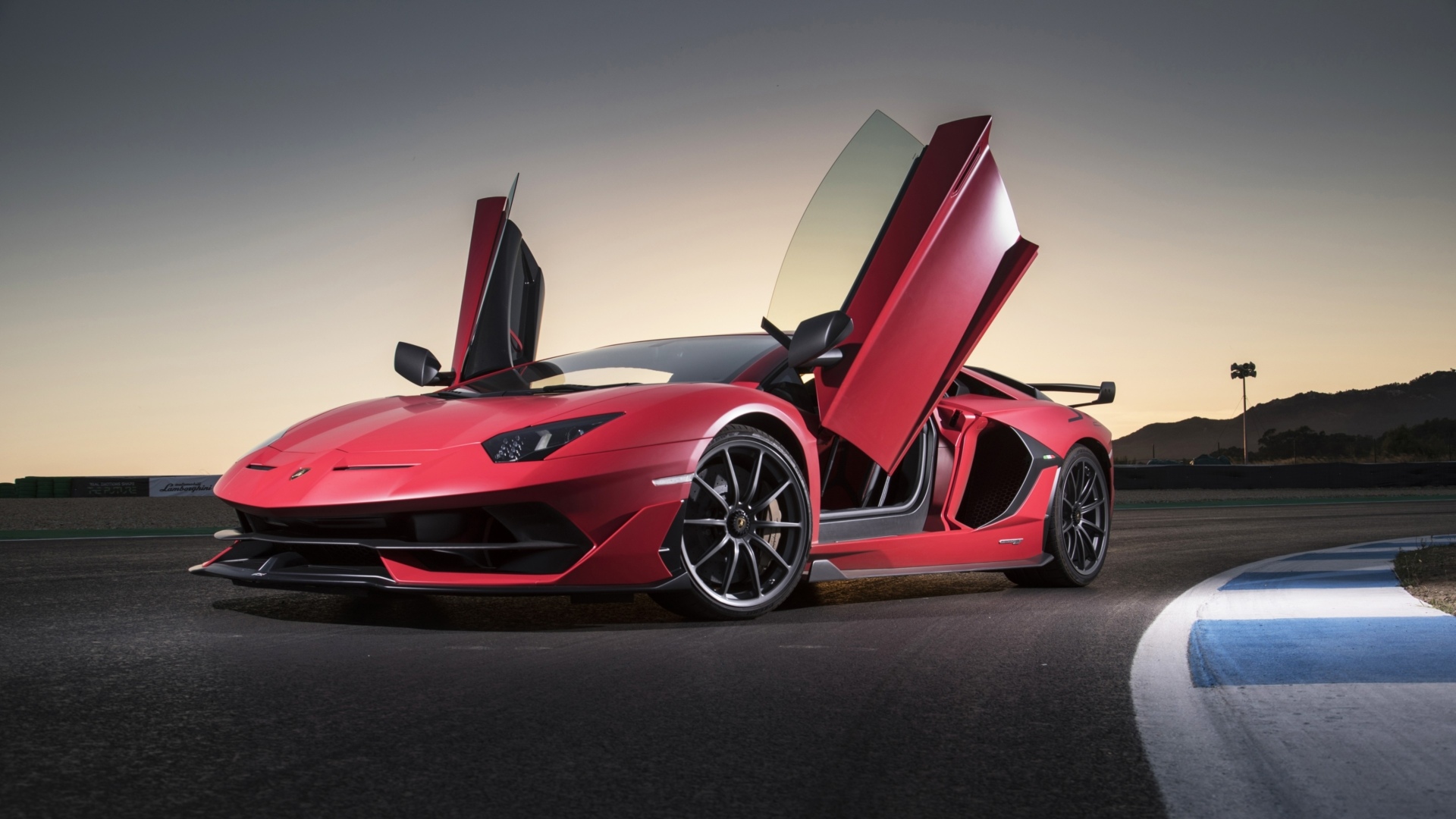 Lamborghini Aventador s красный