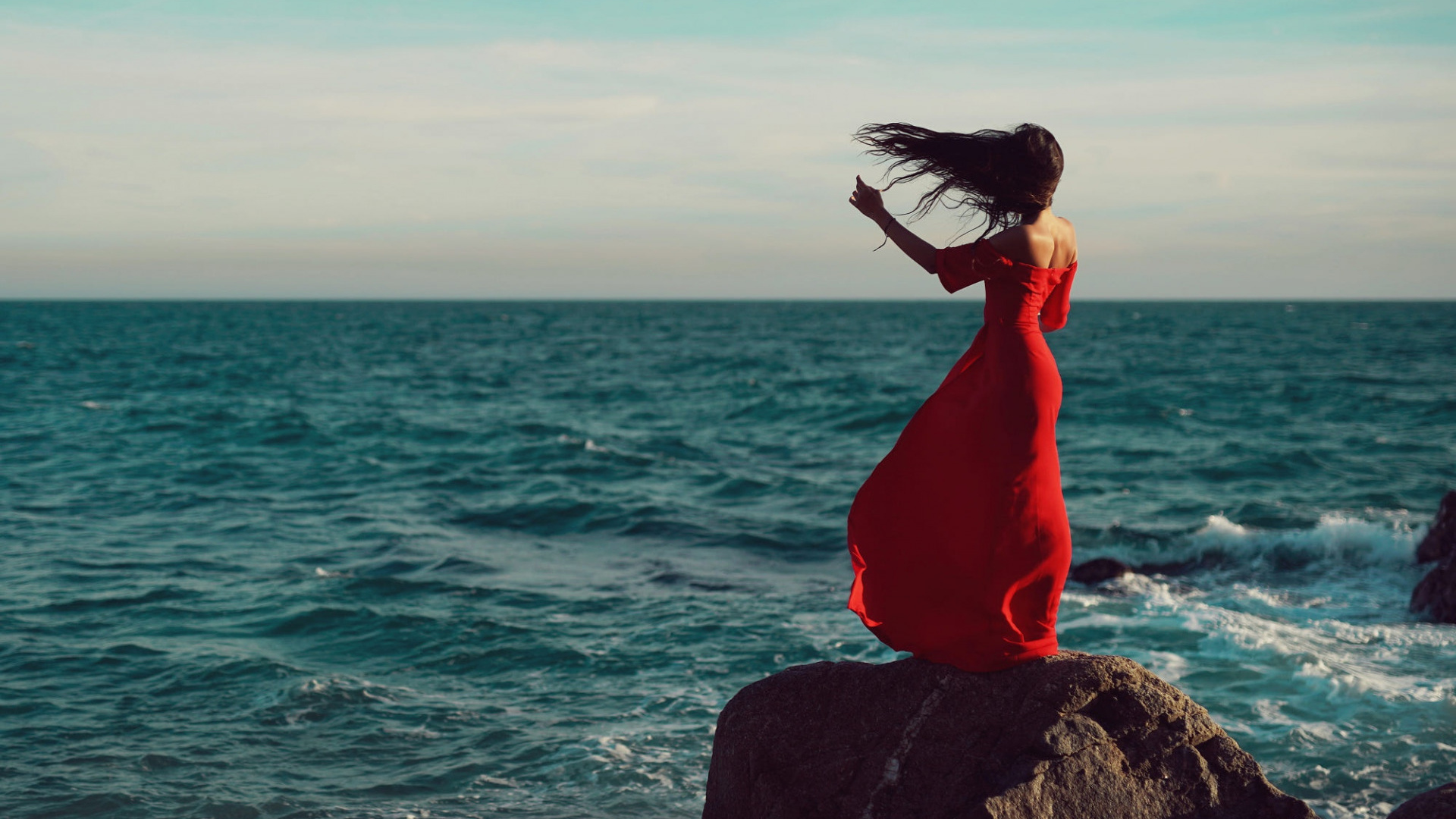 Девушка в платье и море