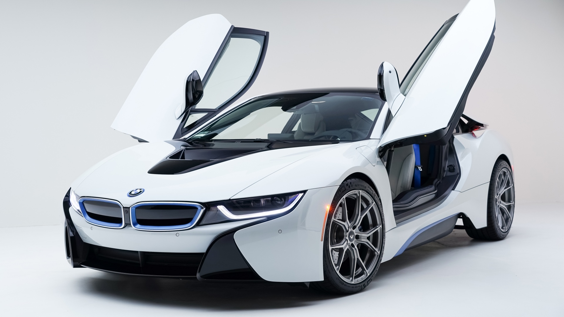 BMW i8 с подсветкой