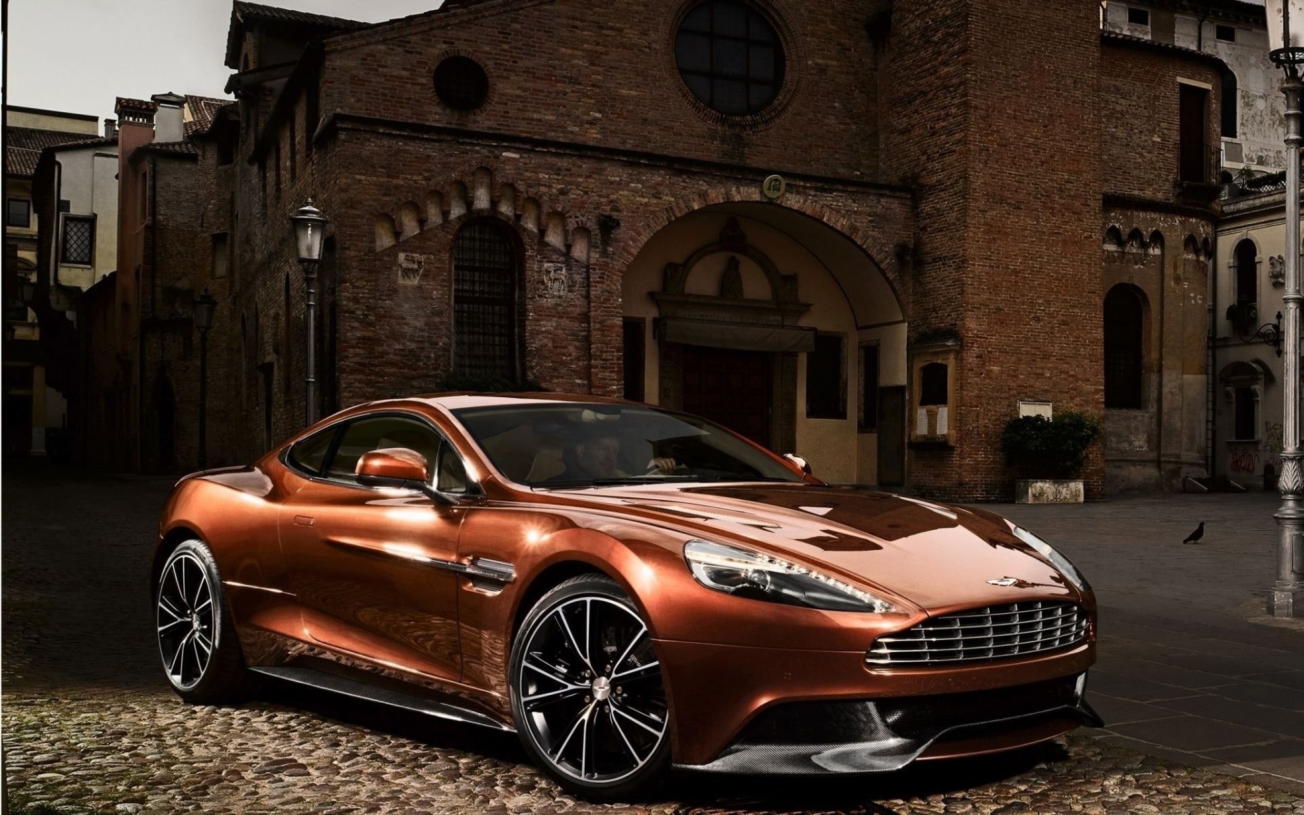 Кавей машина. Астон Мартин. Aston Martin Vanquish 1. Новый Aston Martin Vanquish. Антон Мартин.