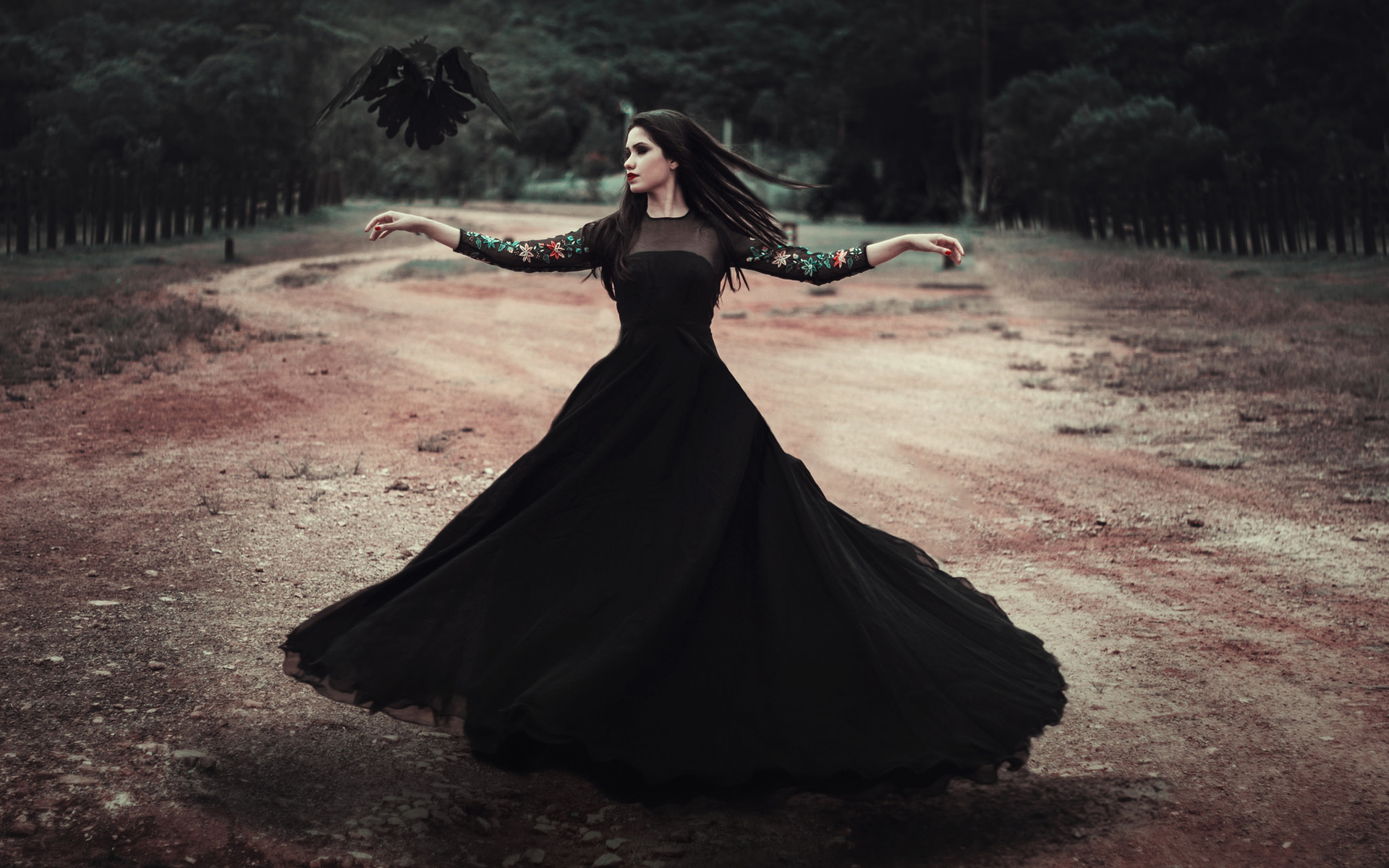 Брюнетка в черном платье