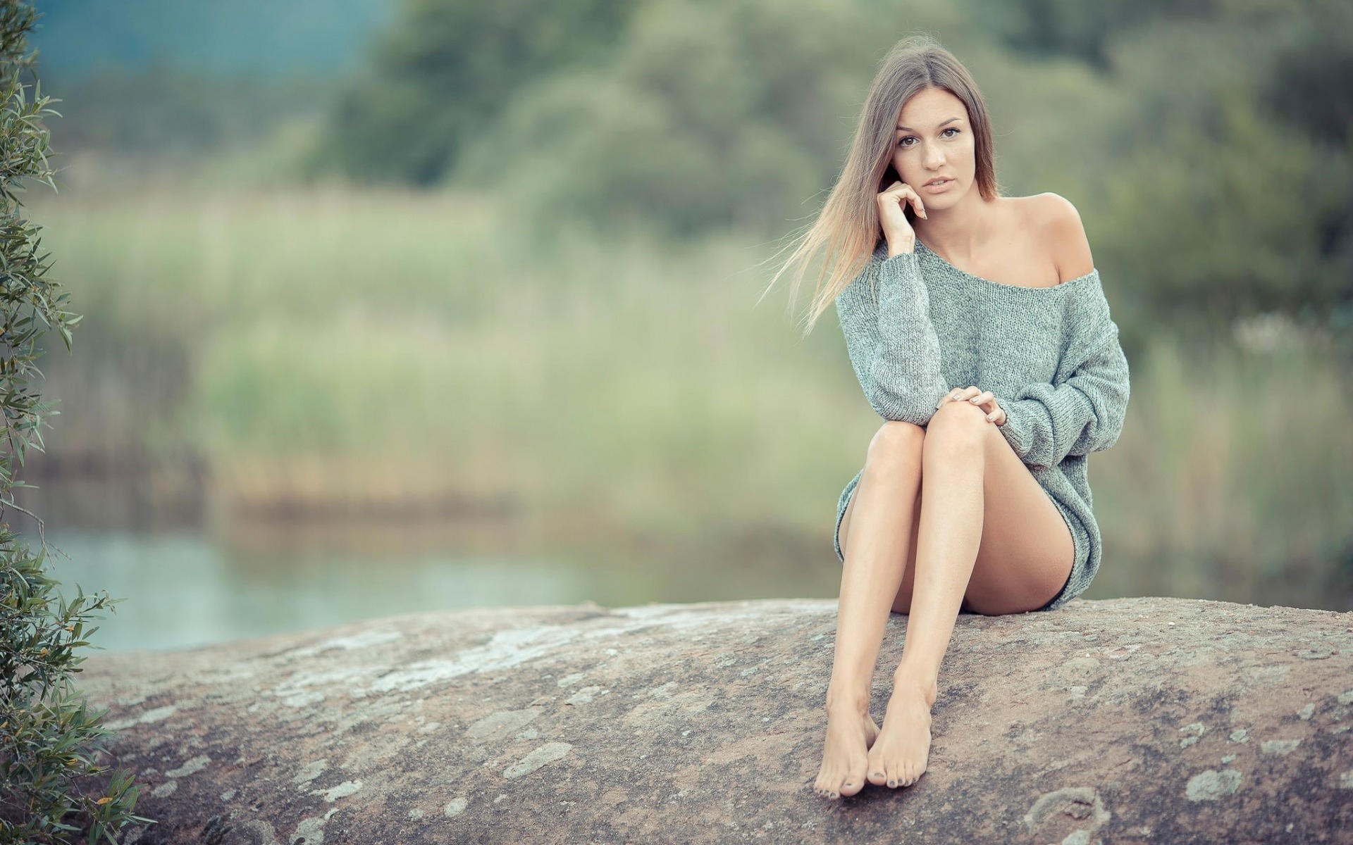 Девушка в свитере на природе