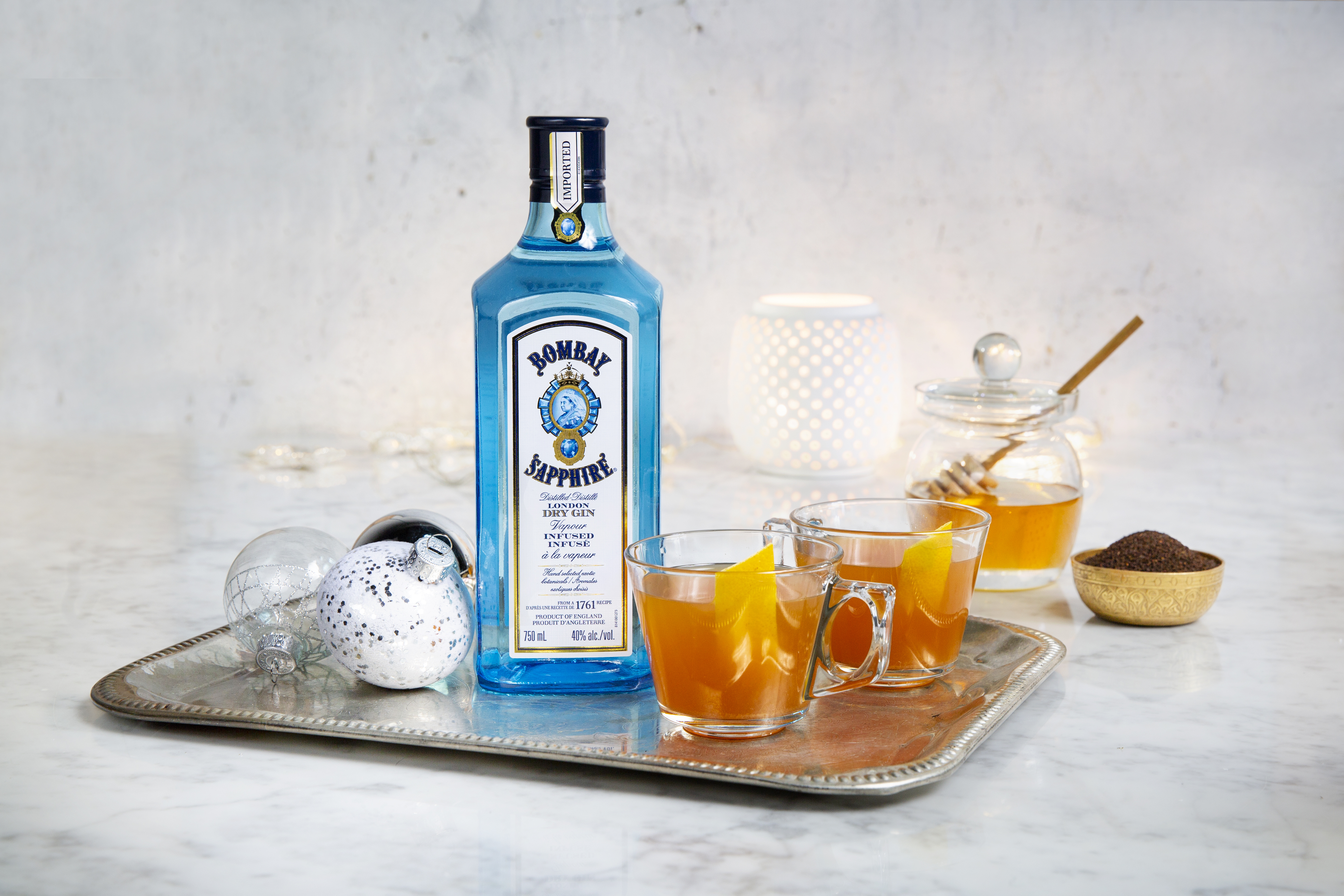 Сайт джин. Джин Bombay Sapphire. Голубой Джин Bombay Sapphire. Bombay напиток. Бомбей тоник.