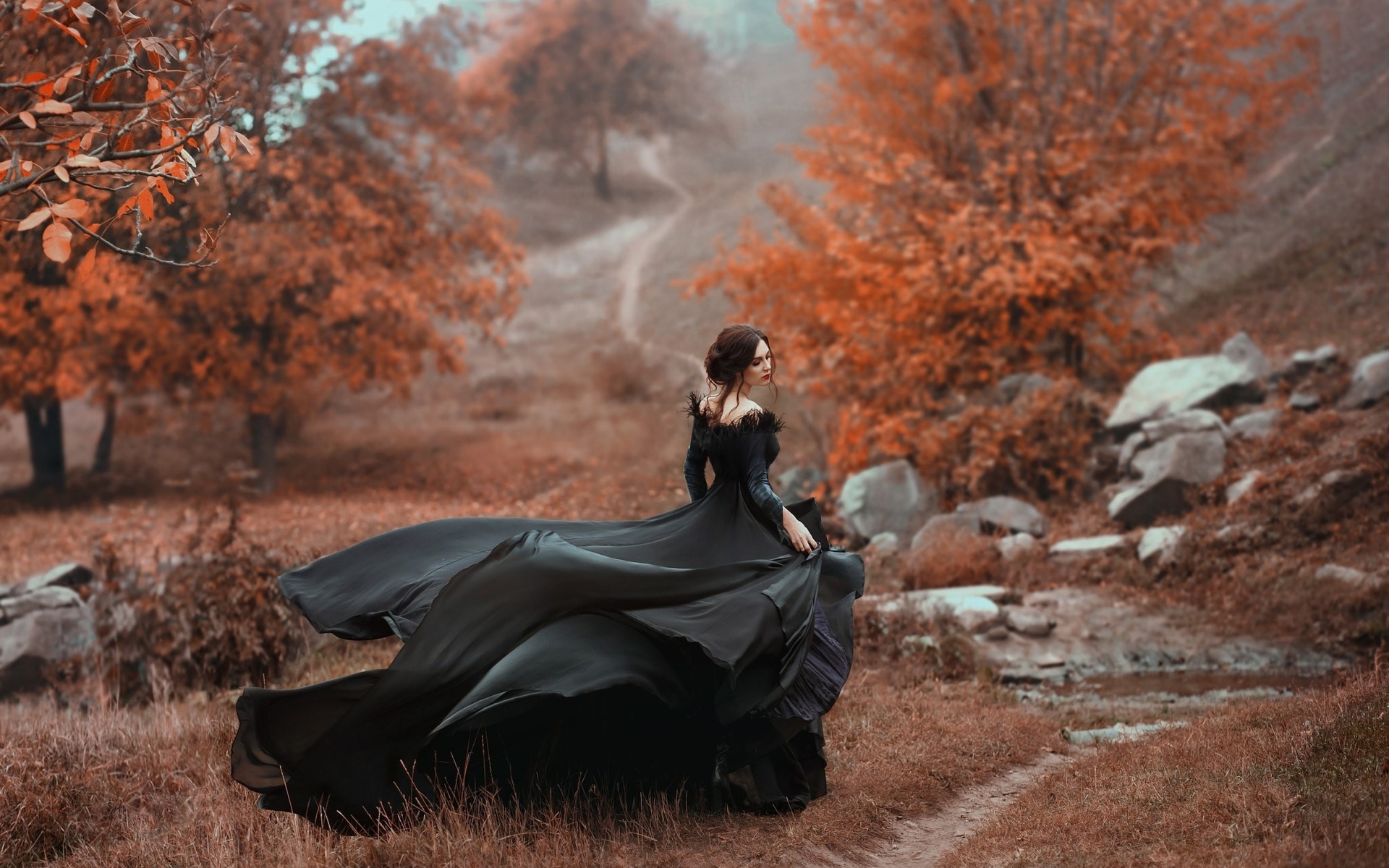 Фотосессия осенью в черном платье