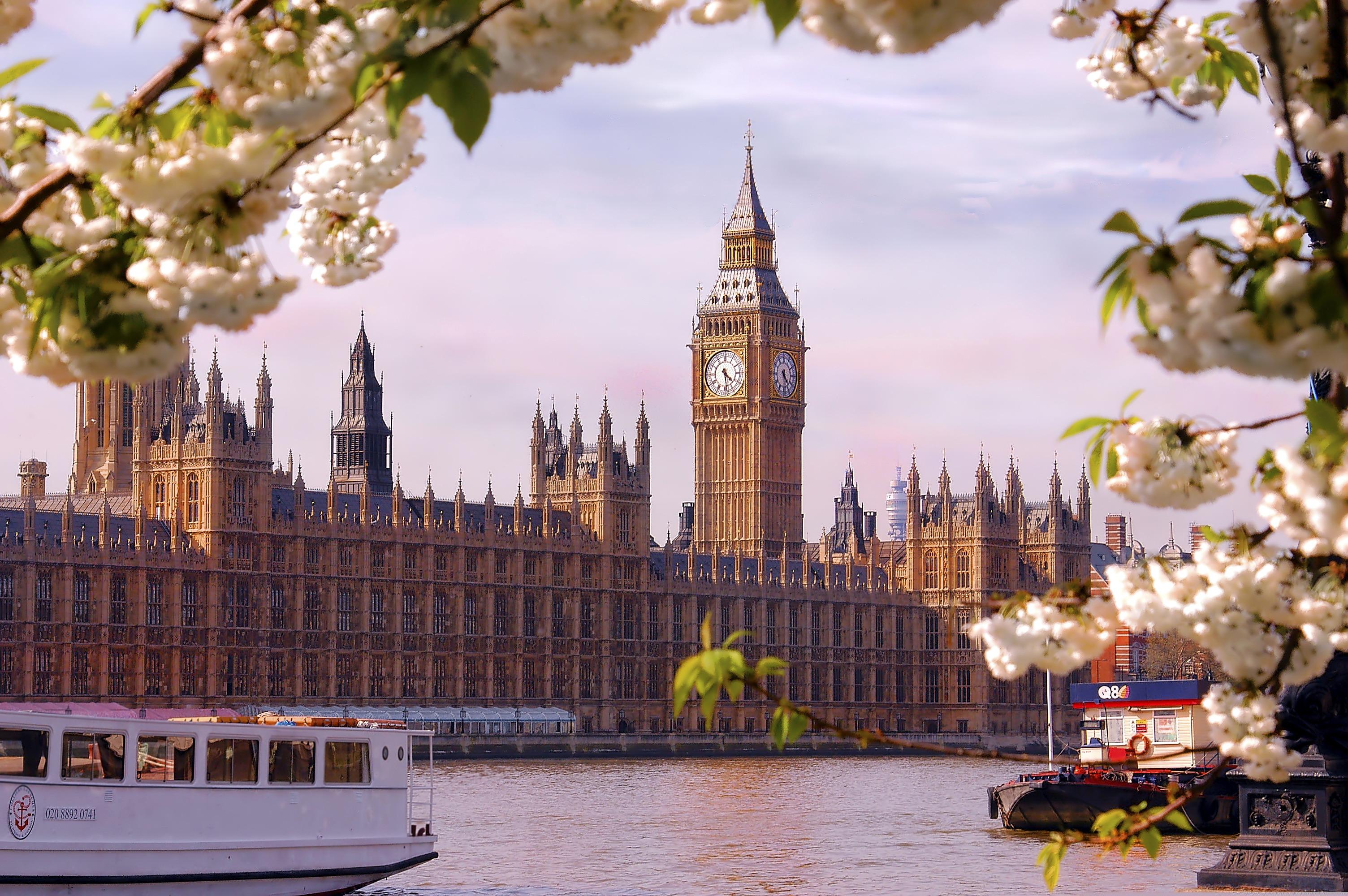 Capitol of england. Биг Бен (Великобритания). Биг Бен и Вестминстерский дворец. Вестминстерский дворец Лондон. Река Темза Биг Бен.