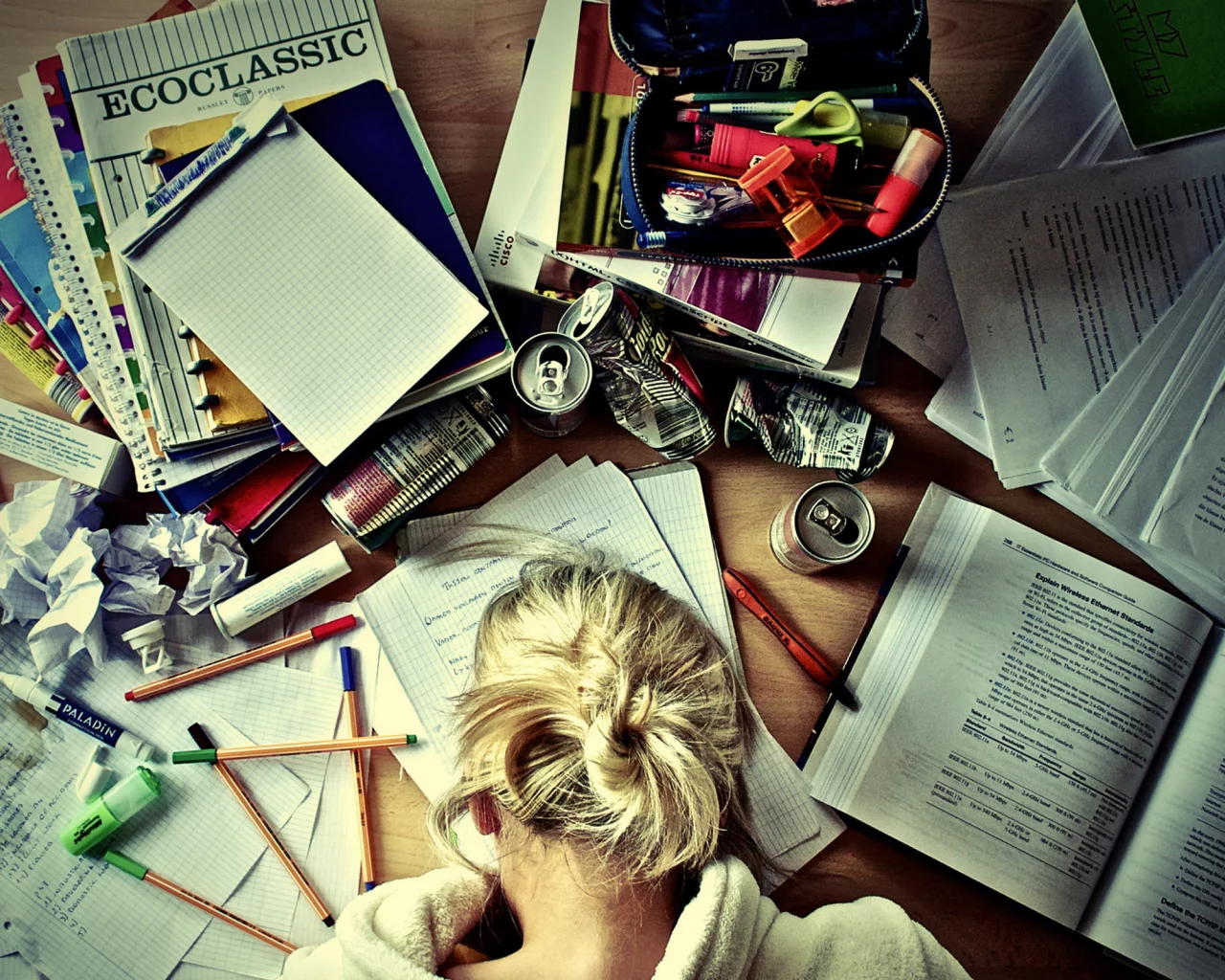 девушка, карандаши, книги, учеба, тетради