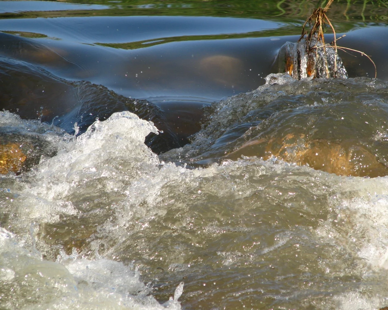 река, вода, препядствие, бурлит, брызги, течение