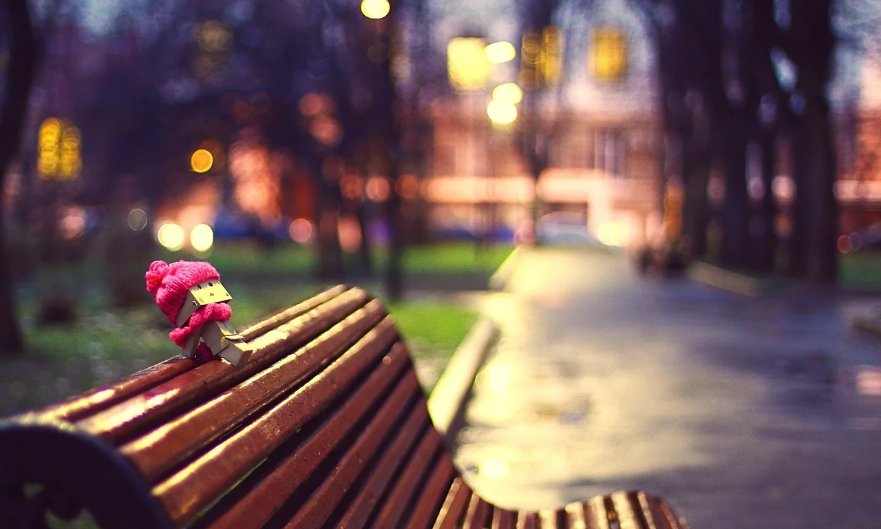 вечер, улица, лавочка, danbo, фонари, размытость, город, коробка, шарф, шапка