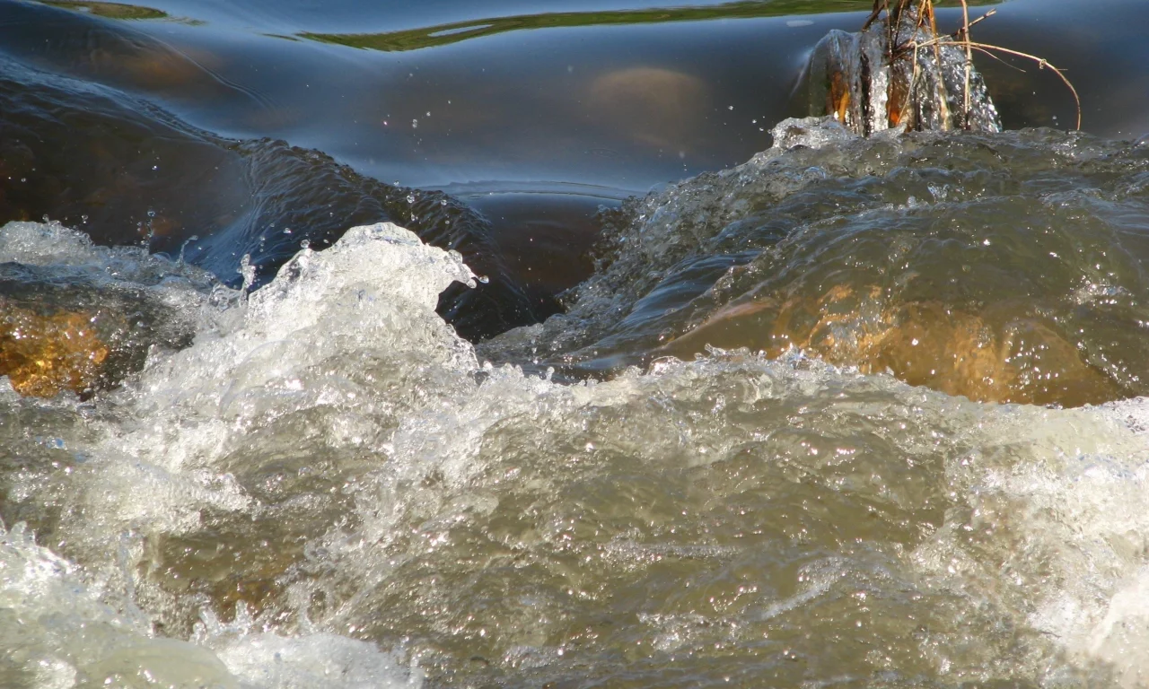 река, вода, препядствие, бурлит, брызги, течение