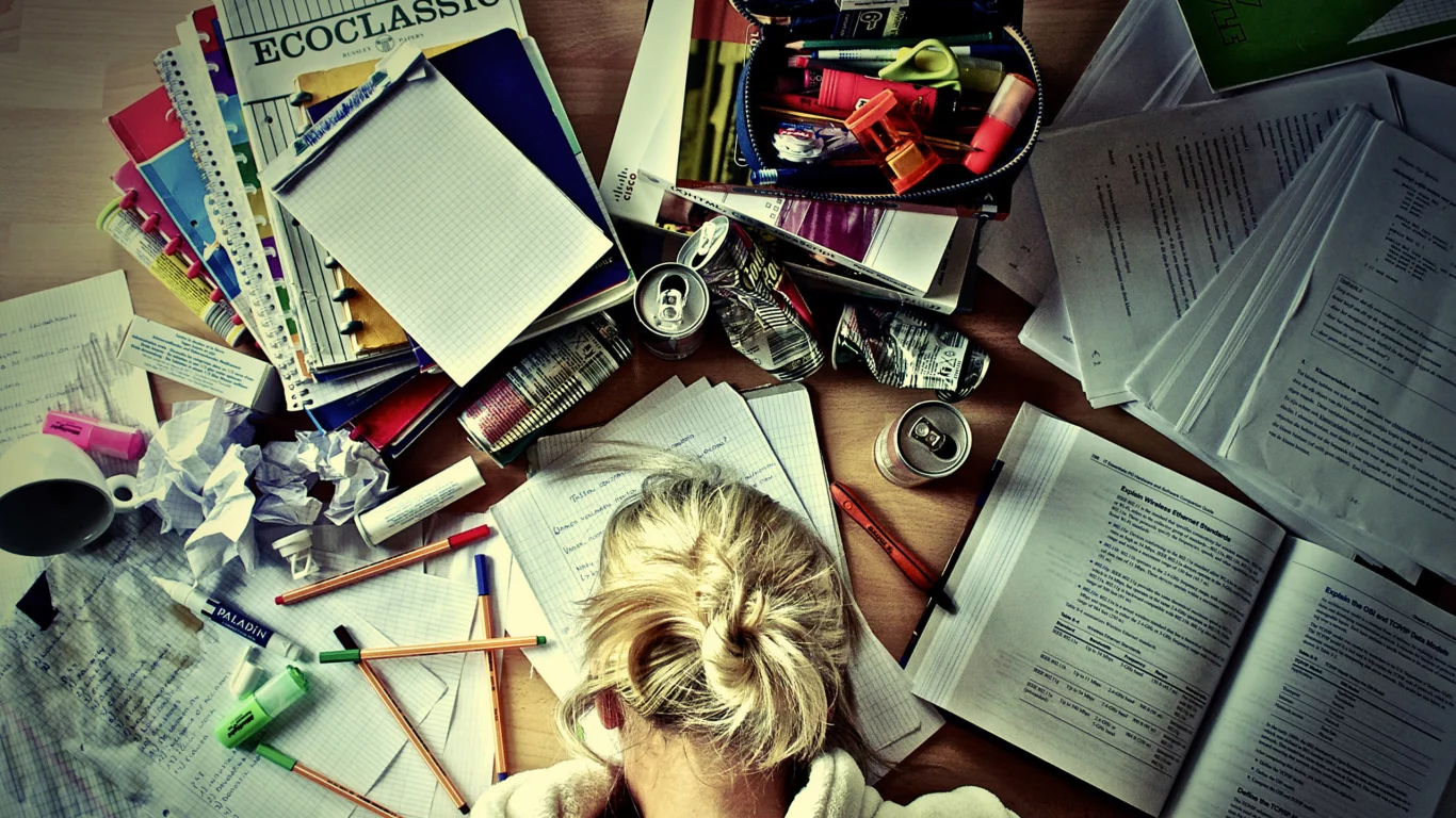 девушка, карандаши, книги, учеба, тетради