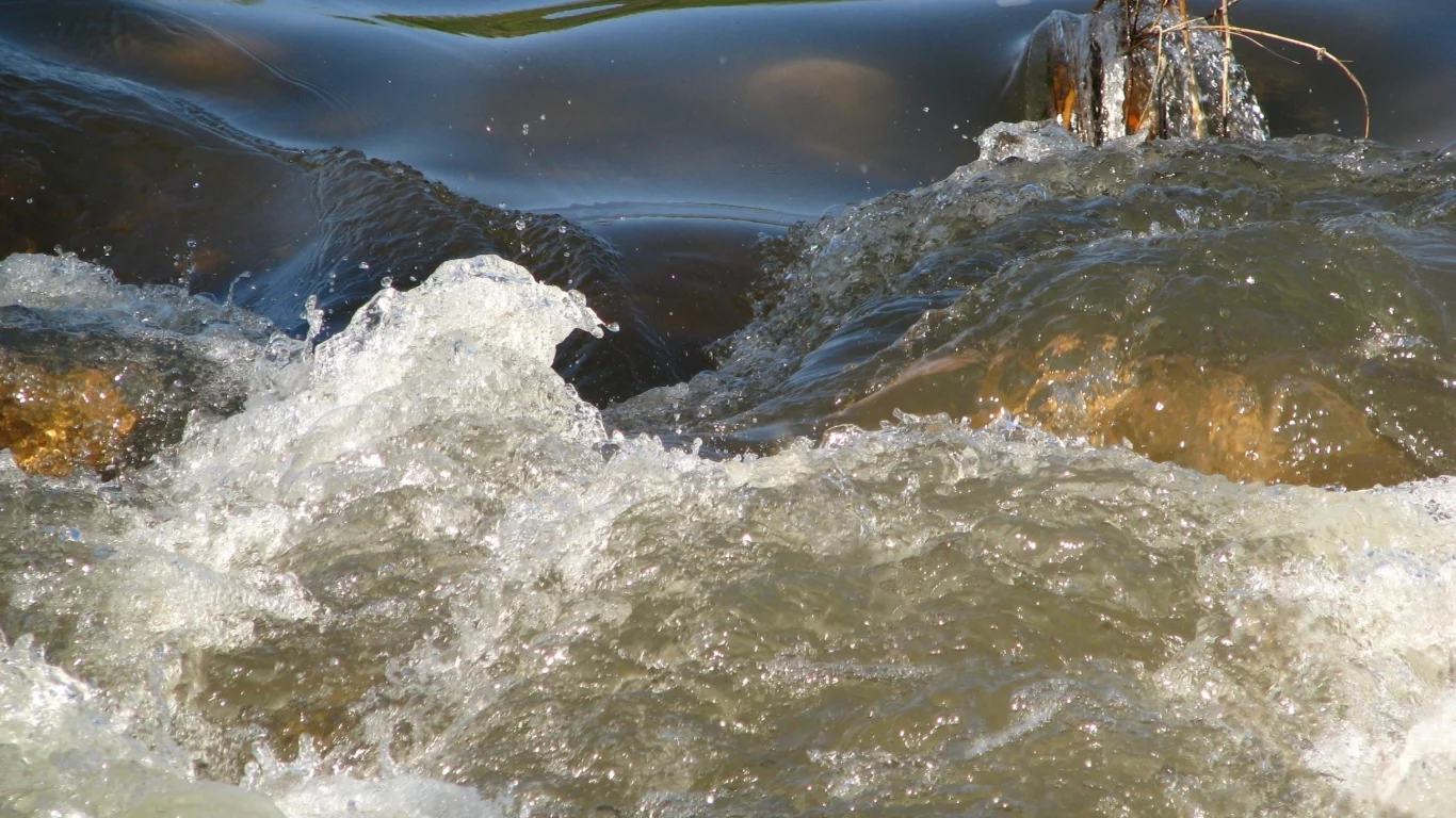река, вода, препядствие, бурлит, брызги, течение