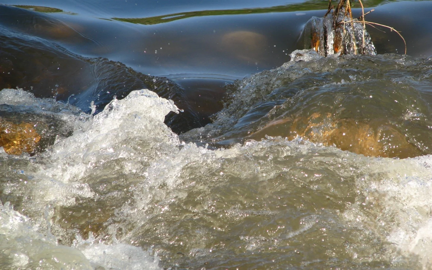 река, вода, препядствие, бурлит, брызги, течение