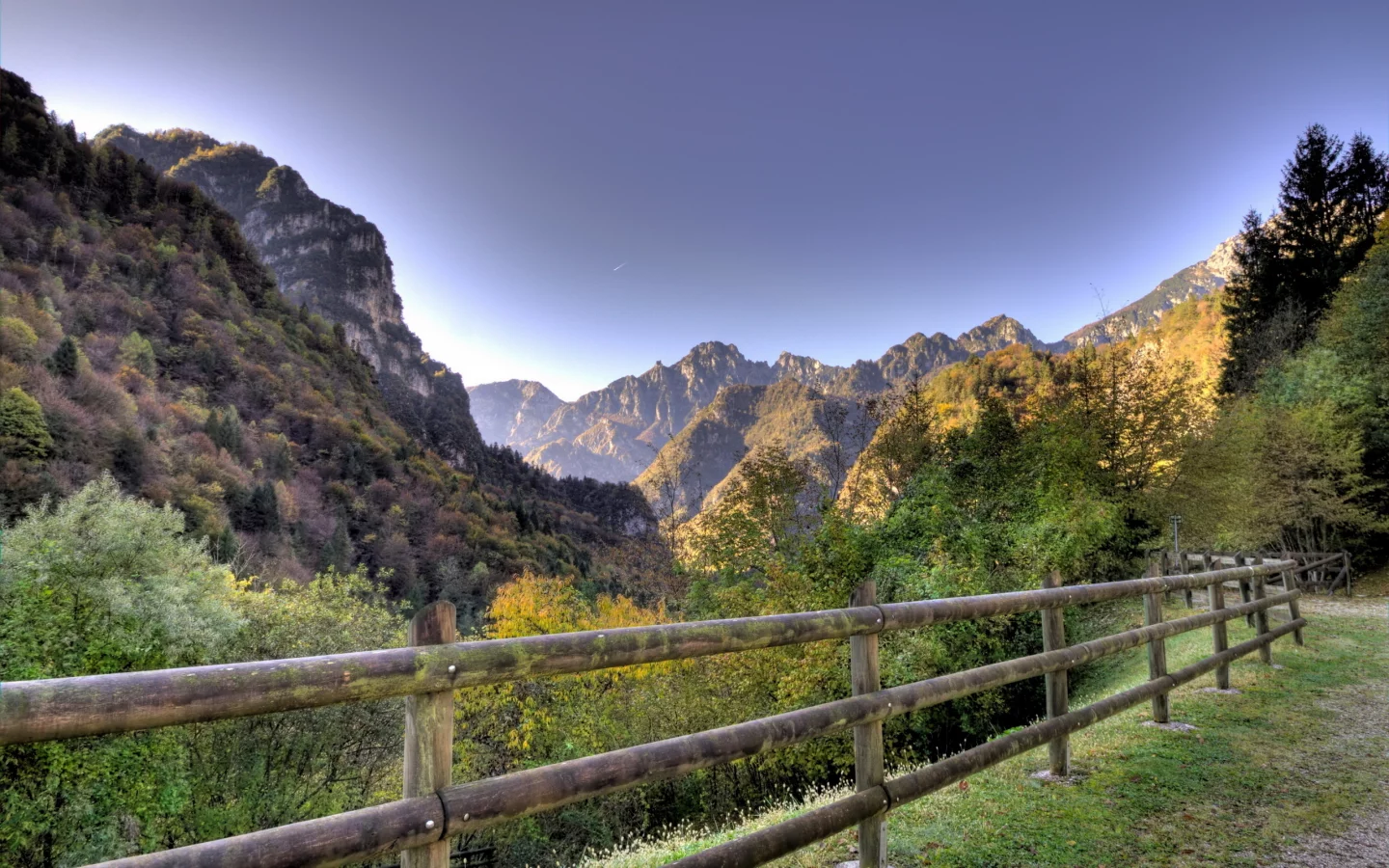 горы, небо, забор