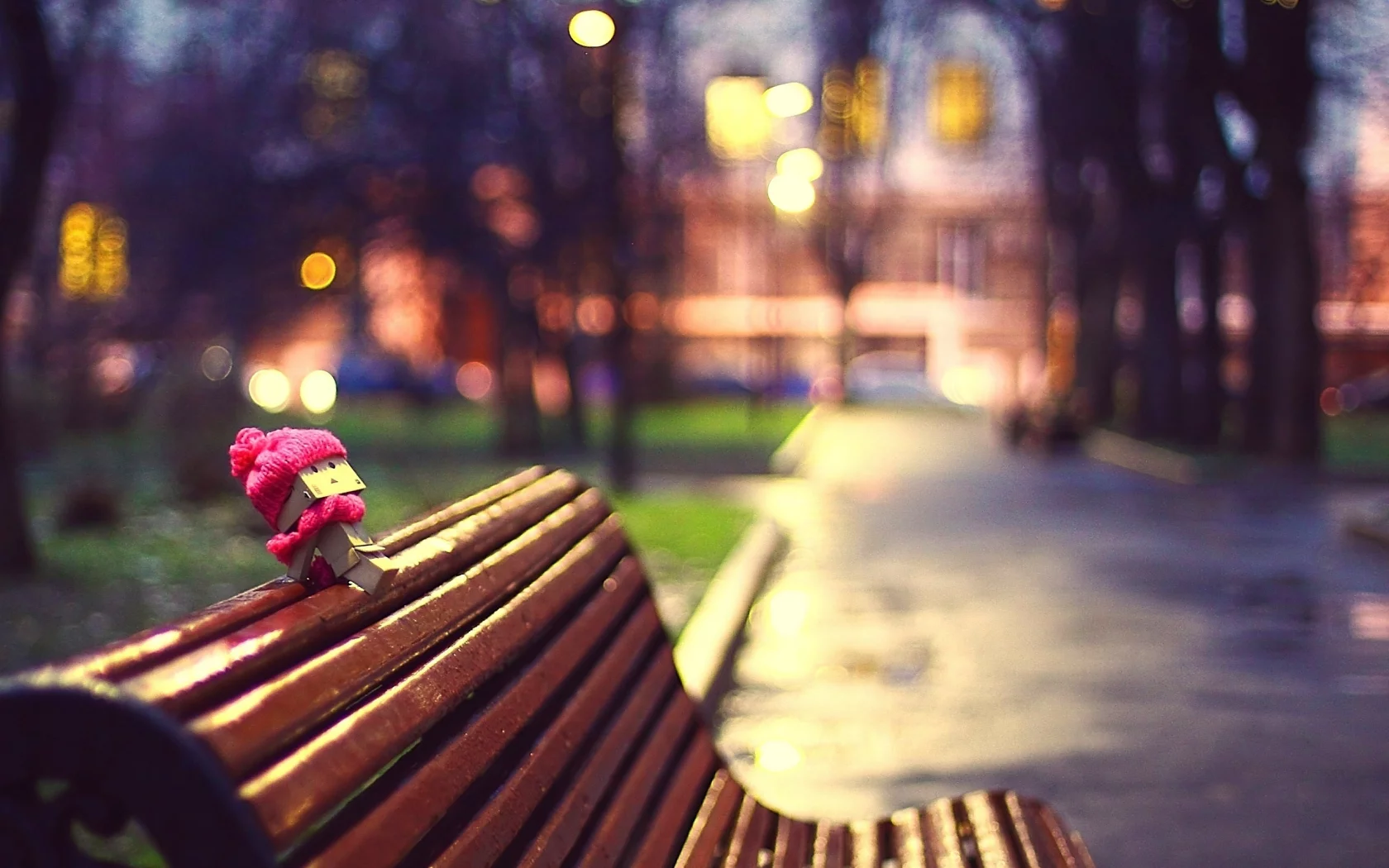 вечер, улица, лавочка, danbo, фонари, размытость, город, коробка, шарф, шапка