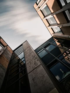 город, колодец, небо