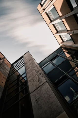 город, колодец, небо
