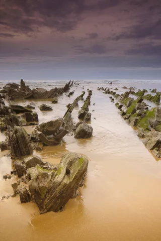 камни, тучи, море