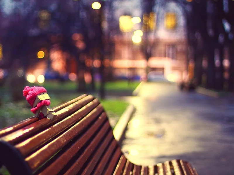 вечер, улица, лавочка, danbo, фонари, размытость, город, коробка, шарф, шапка