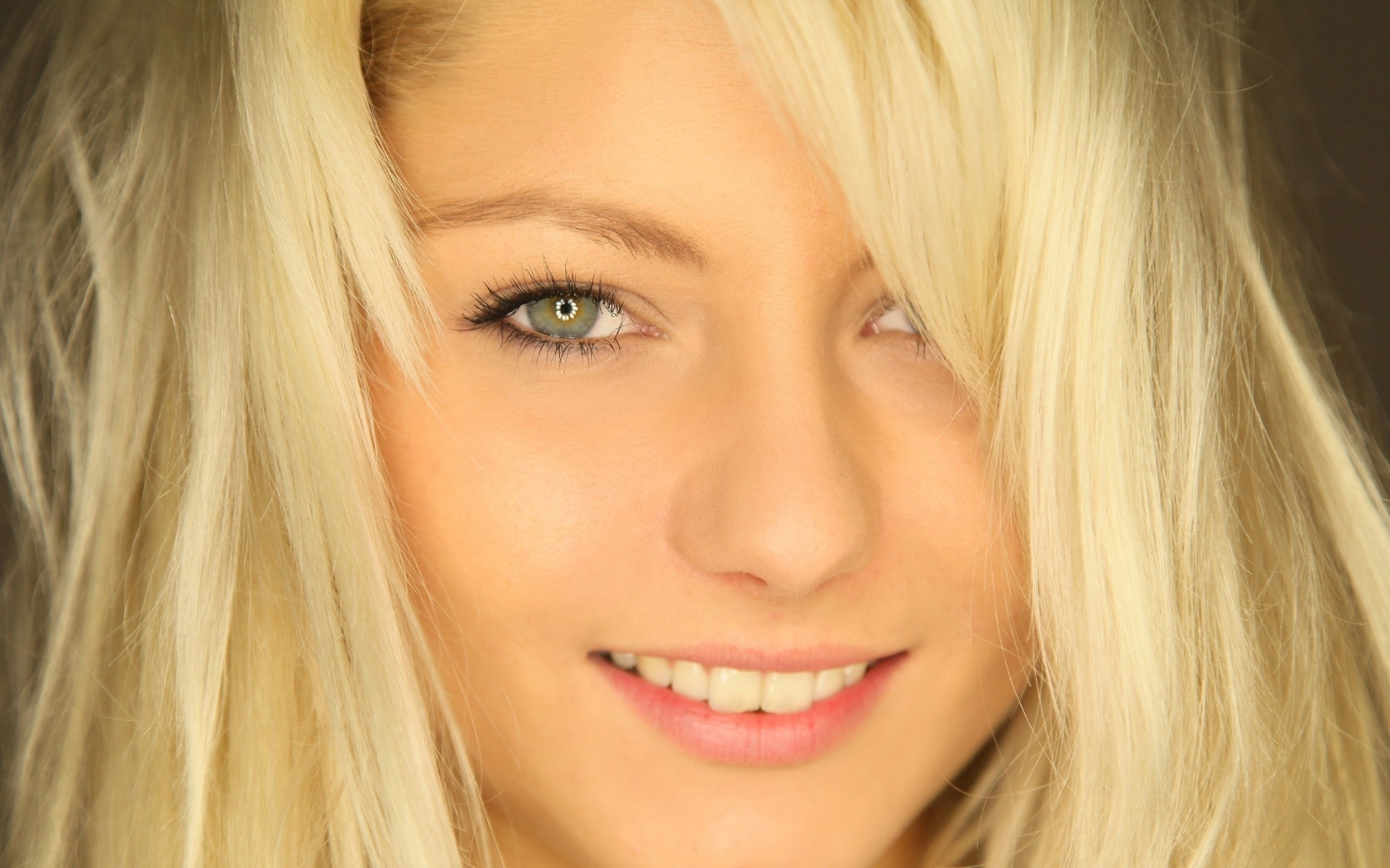 Блондинка с фиолетовыми глазами
