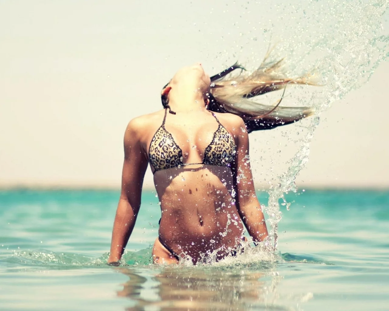 blowing, bikini, blondes, дует, drops, sea, hair toss, бикини, женщины, капли, water, море, вода, блондинки, волосы жеребьевки, models, women, модели