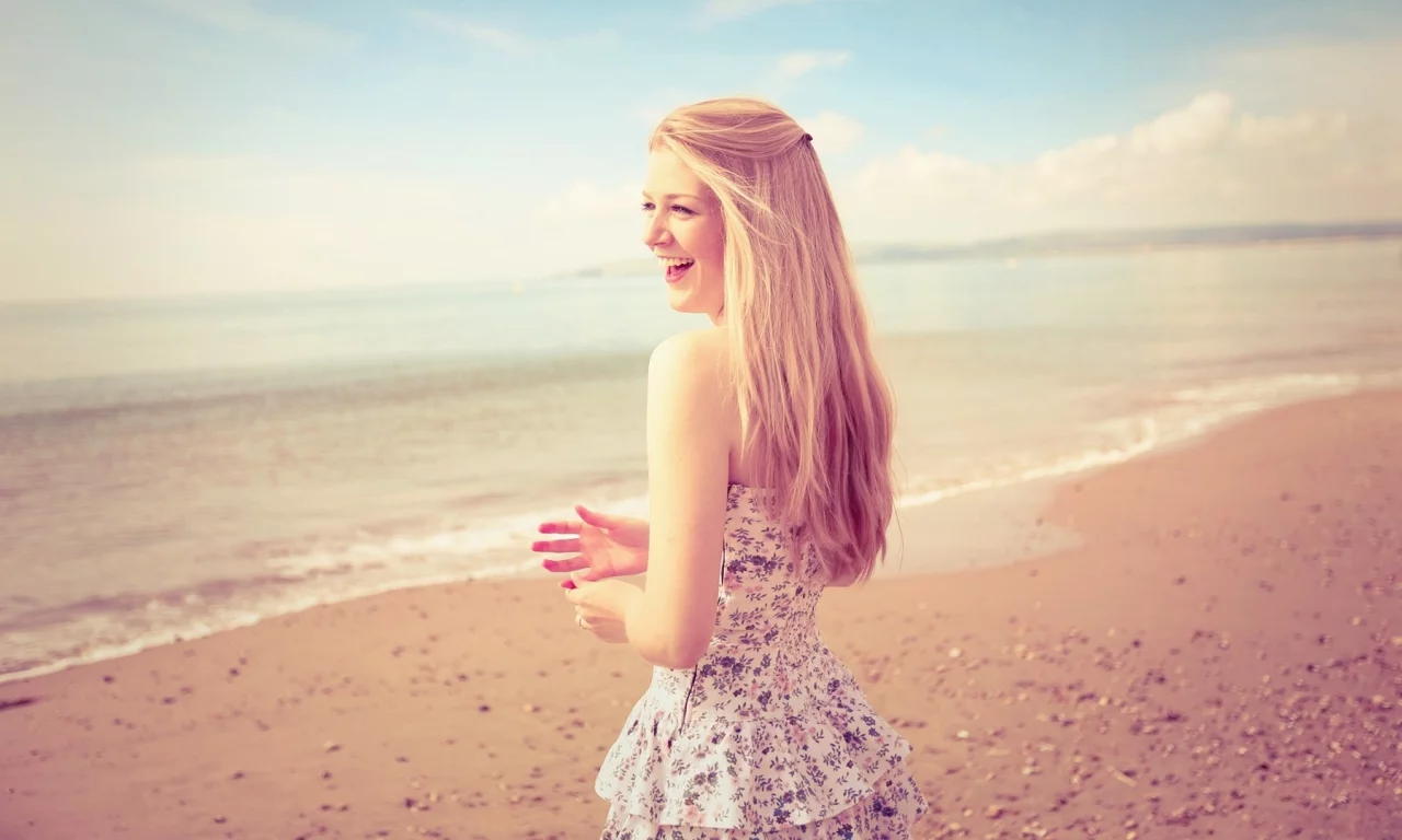 beach, блондинки, brunettes, women, улыбаясь,, smiling, blondes, женщины, пляж, Брюнетки