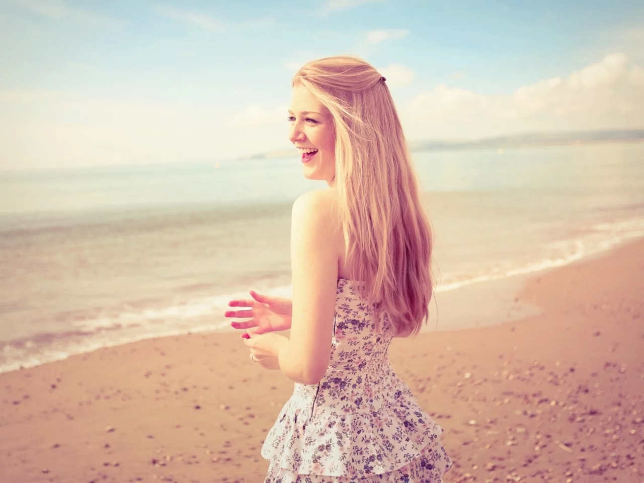 beach, блондинки, brunettes, women, улыбаясь,, smiling, blondes, женщины, пляж, Брюнетки