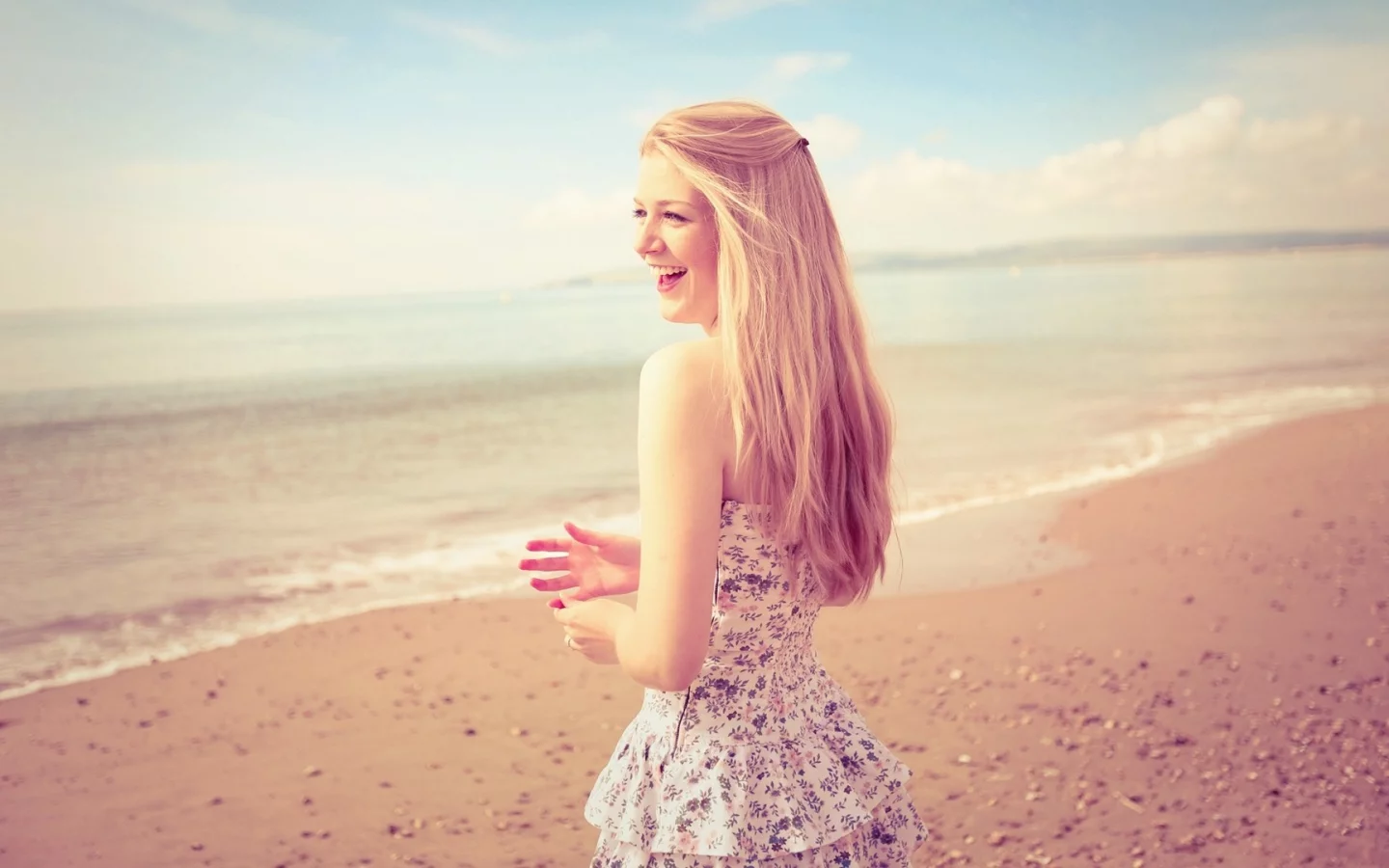 beach, блондинки, brunettes, women, улыбаясь,, smiling, blondes, женщины, пляж, Брюнетки