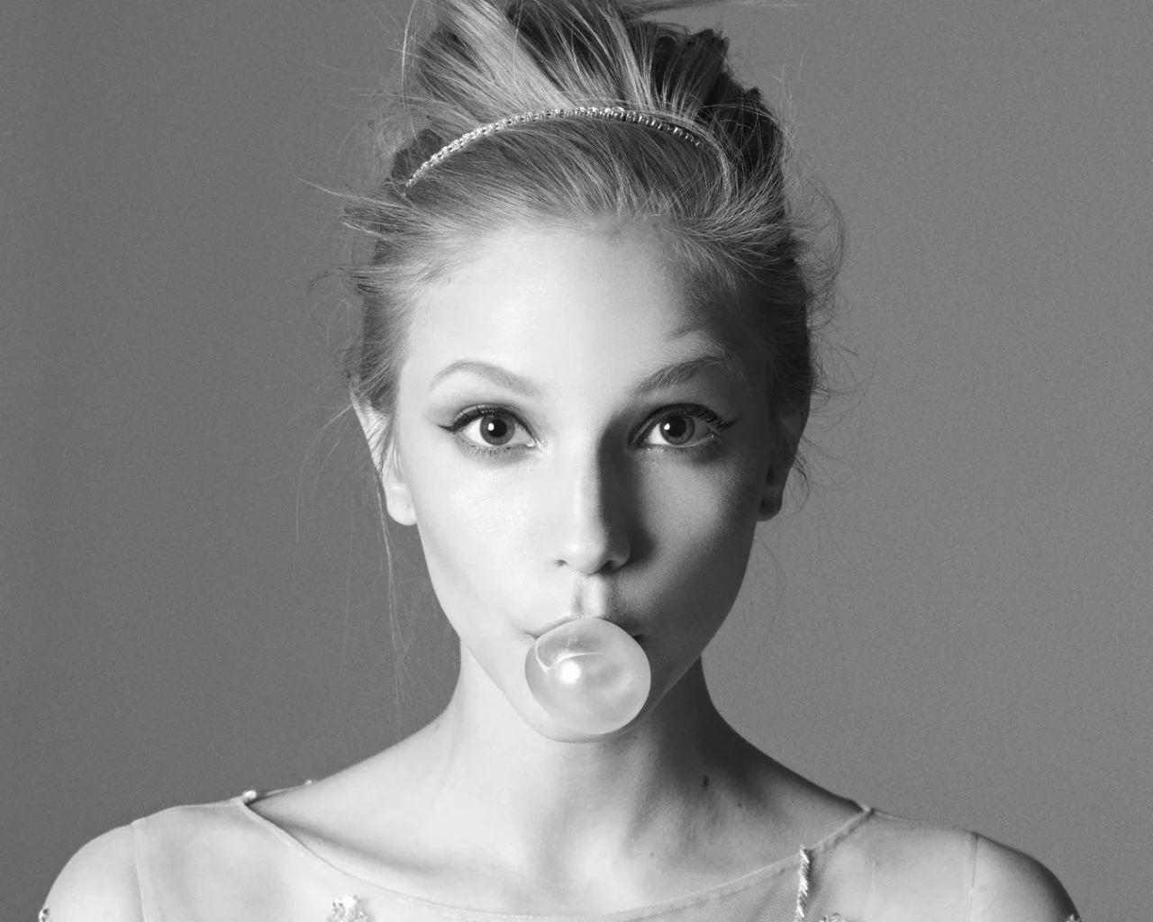 Доротея Барт Йоргенсен, models, bubble gum, модели, крупным планом, Dorothea Barth Jorgensen, жевательная резинка, close-up, women, женщины, monochrome, монохромные