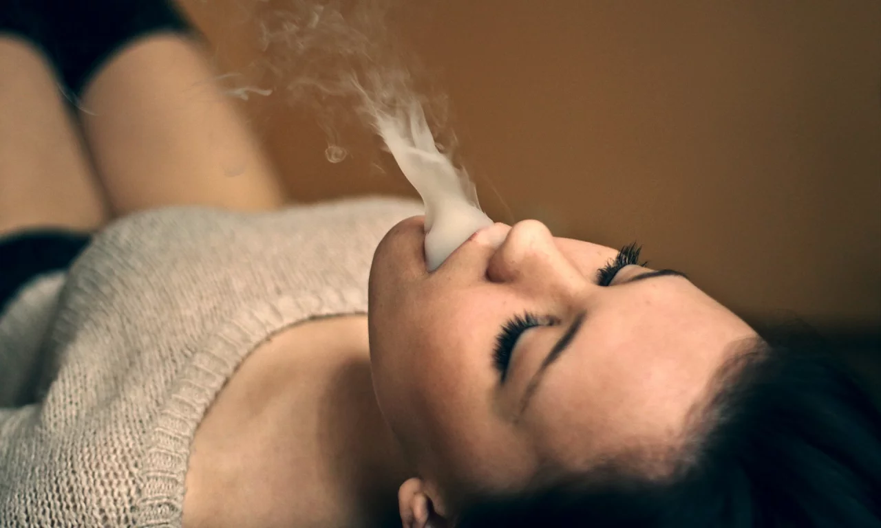models, laying, женщины, закладывая, smoking, курение, women, модели