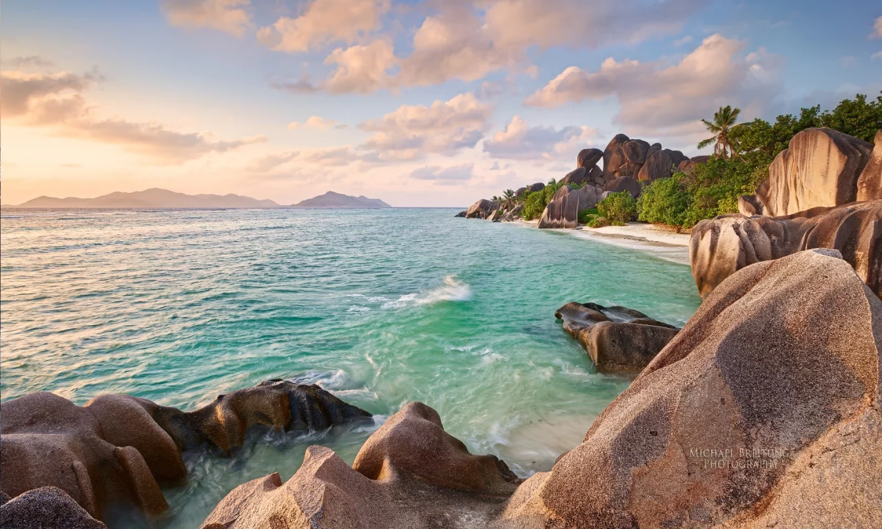 water, beach, деревья, Сейшельские острова, trees, скалы, ocean, природа, cliffs, вода, Seychelles, nature, океан, пляж