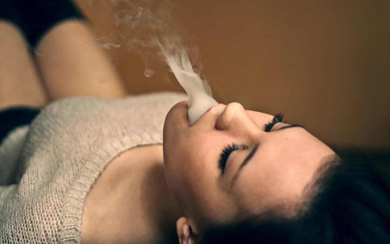 models, laying, женщины, закладывая, smoking, курение, women, модели