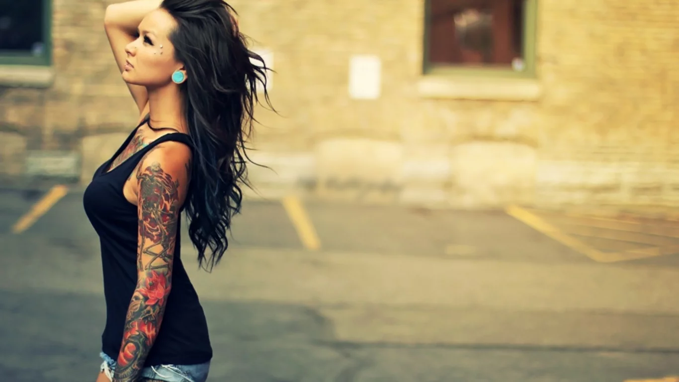 parking lot, models, татуировки, tattoos, women, shorts, модели, стоянки, брюнетки, пирсинг, brunettes, женщин, piercings, шорты