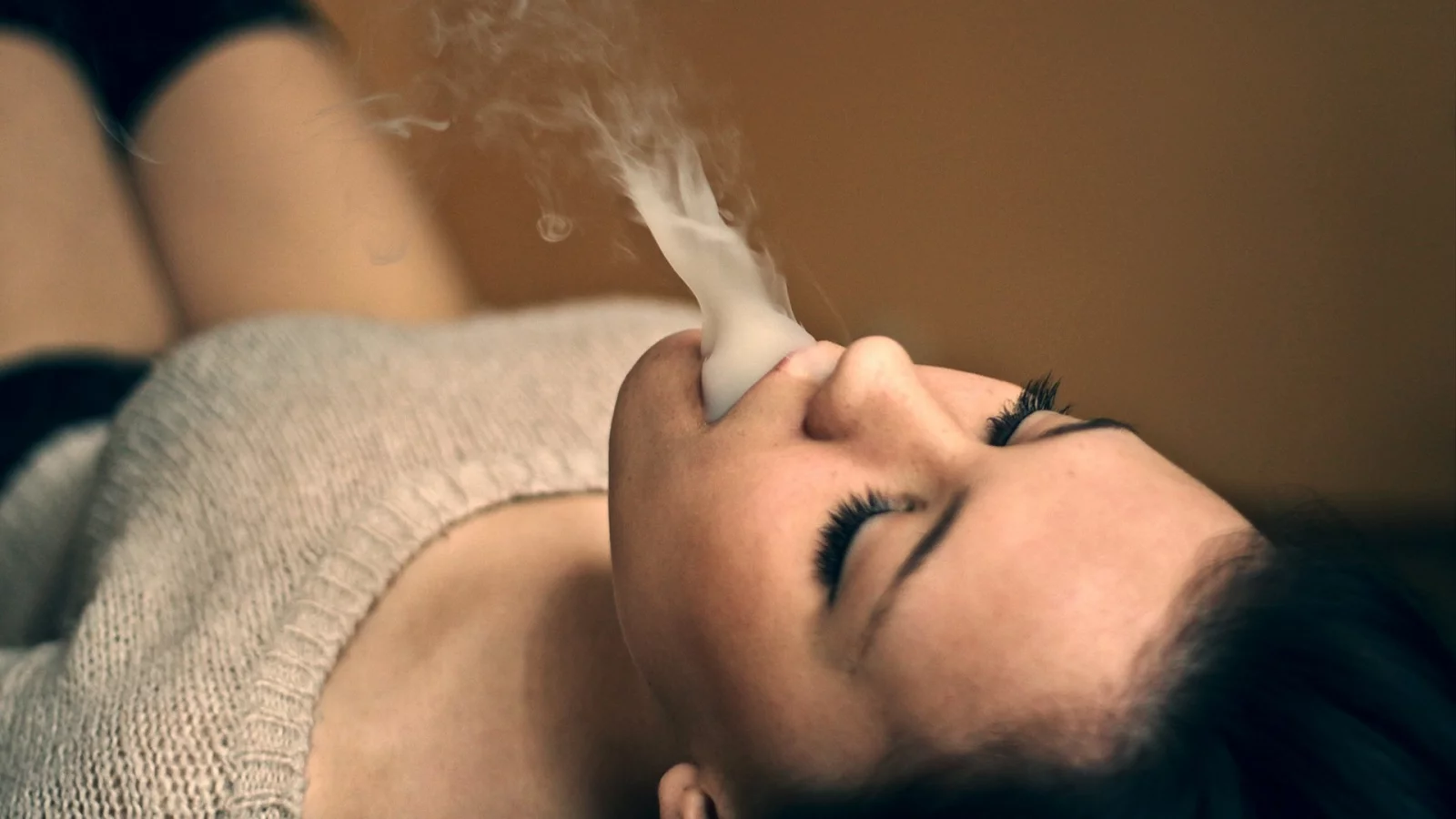 models, laying, женщины, закладывая, smoking, курение, women, модели