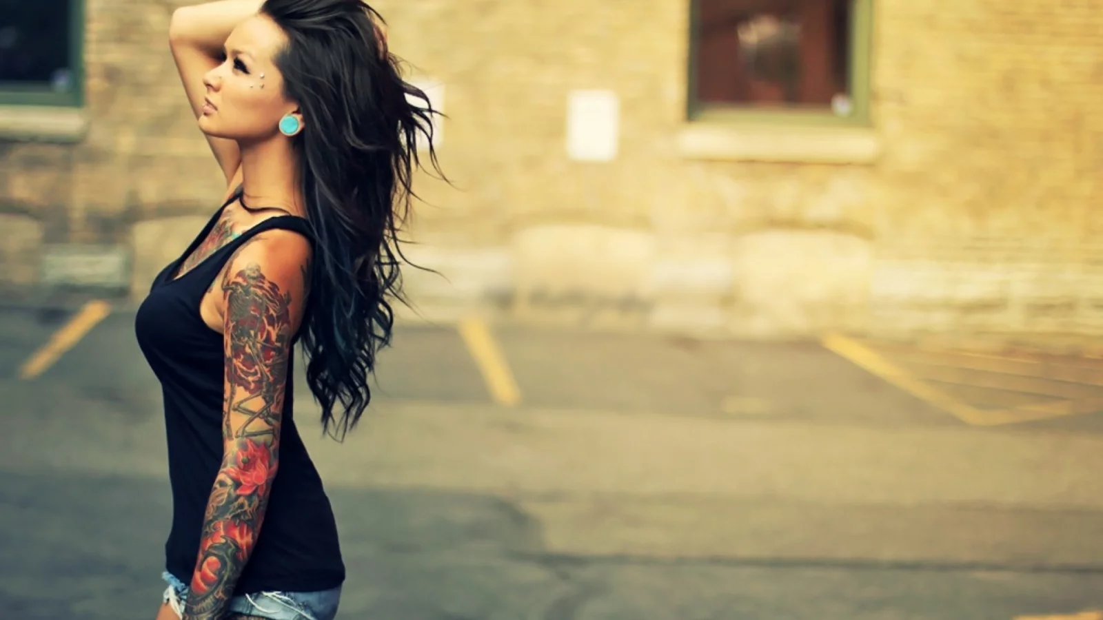 parking lot, models, татуировки, tattoos, women, shorts, модели, стоянки, брюнетки, пирсинг, brunettes, женщин, piercings, шорты