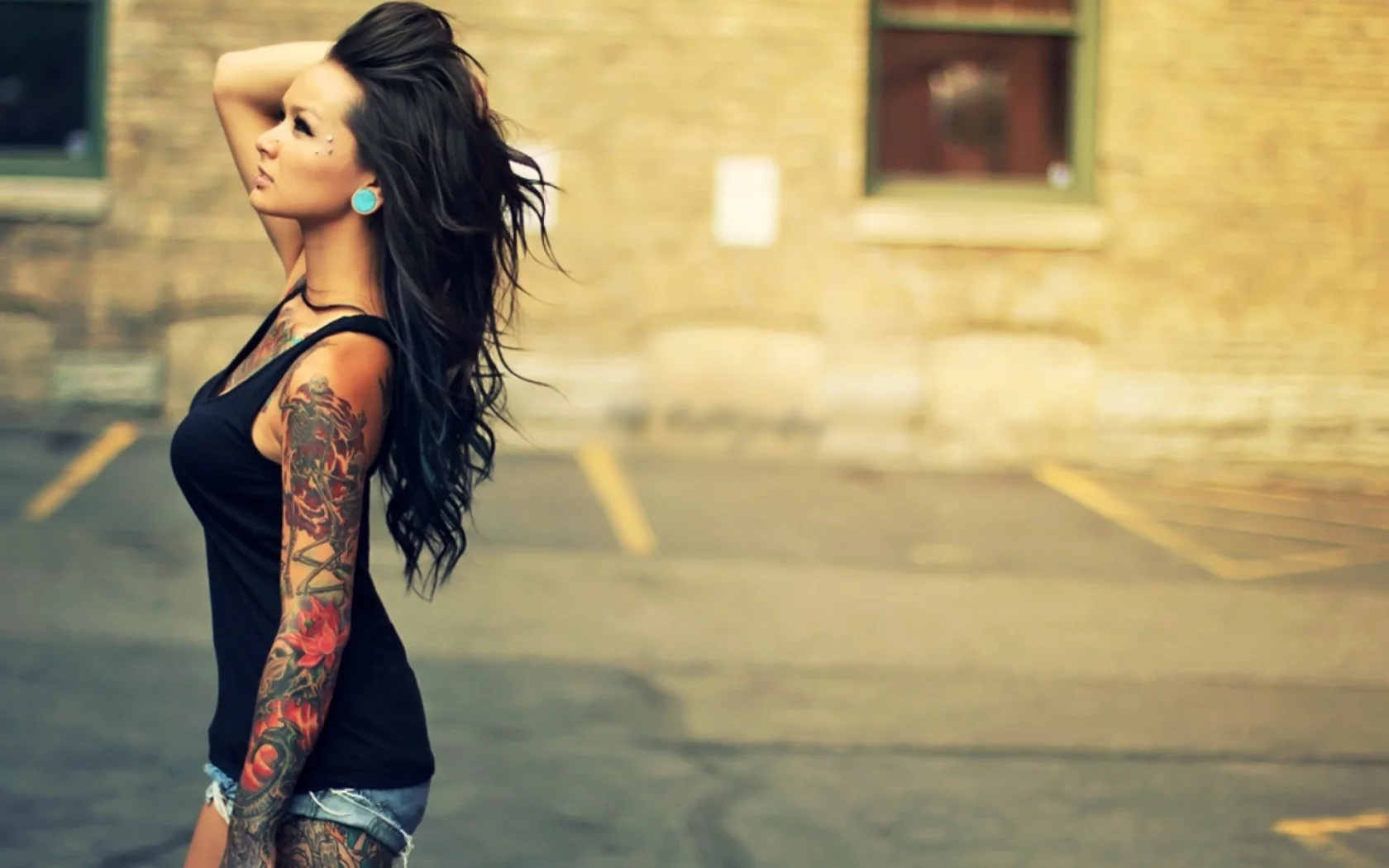 parking lot, models, татуировки, tattoos, women, shorts, модели, стоянки, брюнетки, пирсинг, brunettes, женщин, piercings, шорты