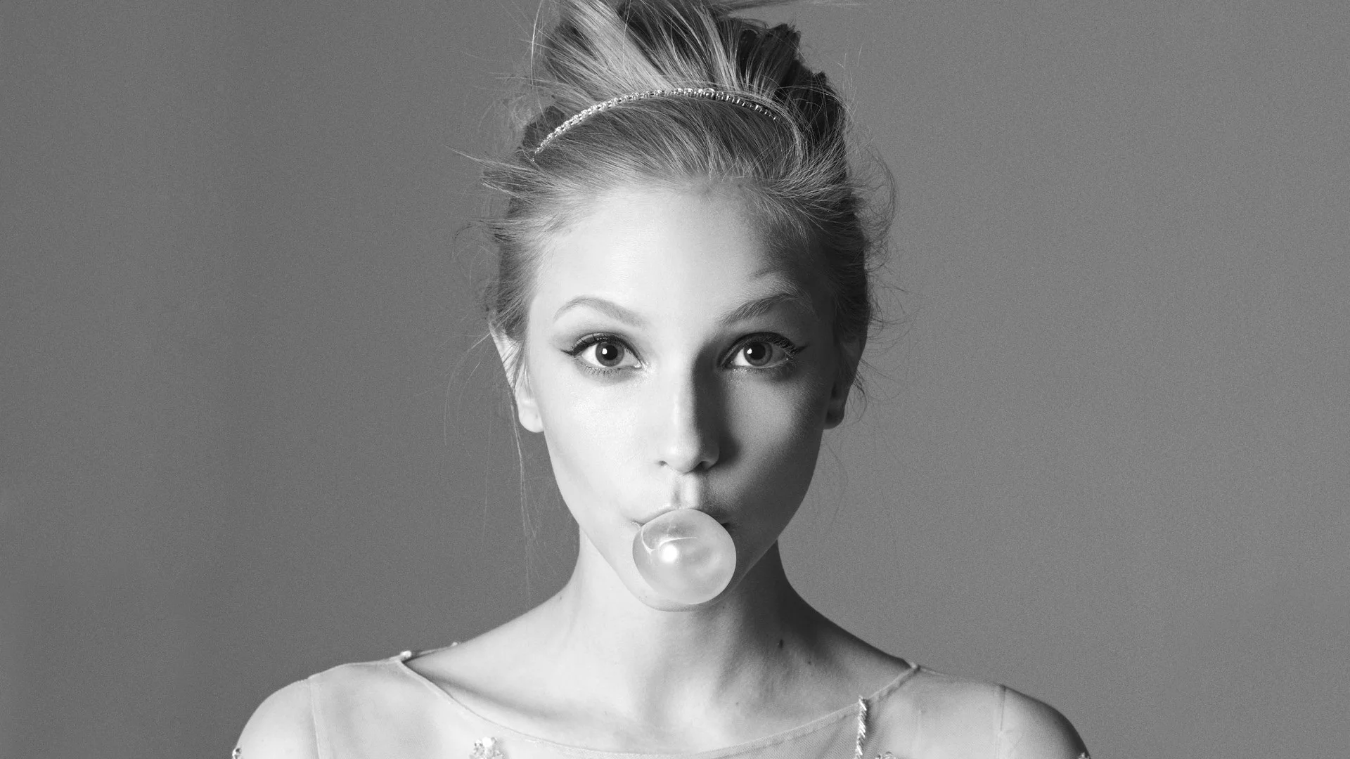 Доротея Барт Йоргенсен, models, bubble gum, модели, крупным планом, Dorothea Barth Jorgensen, жевательная резинка, close-up, women, женщины, monochrome, монохромные