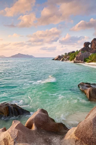 water, beach, деревья, Сейшельские острова, trees, скалы, ocean, природа, cliffs, вода, Seychelles, nature, океан, пляж