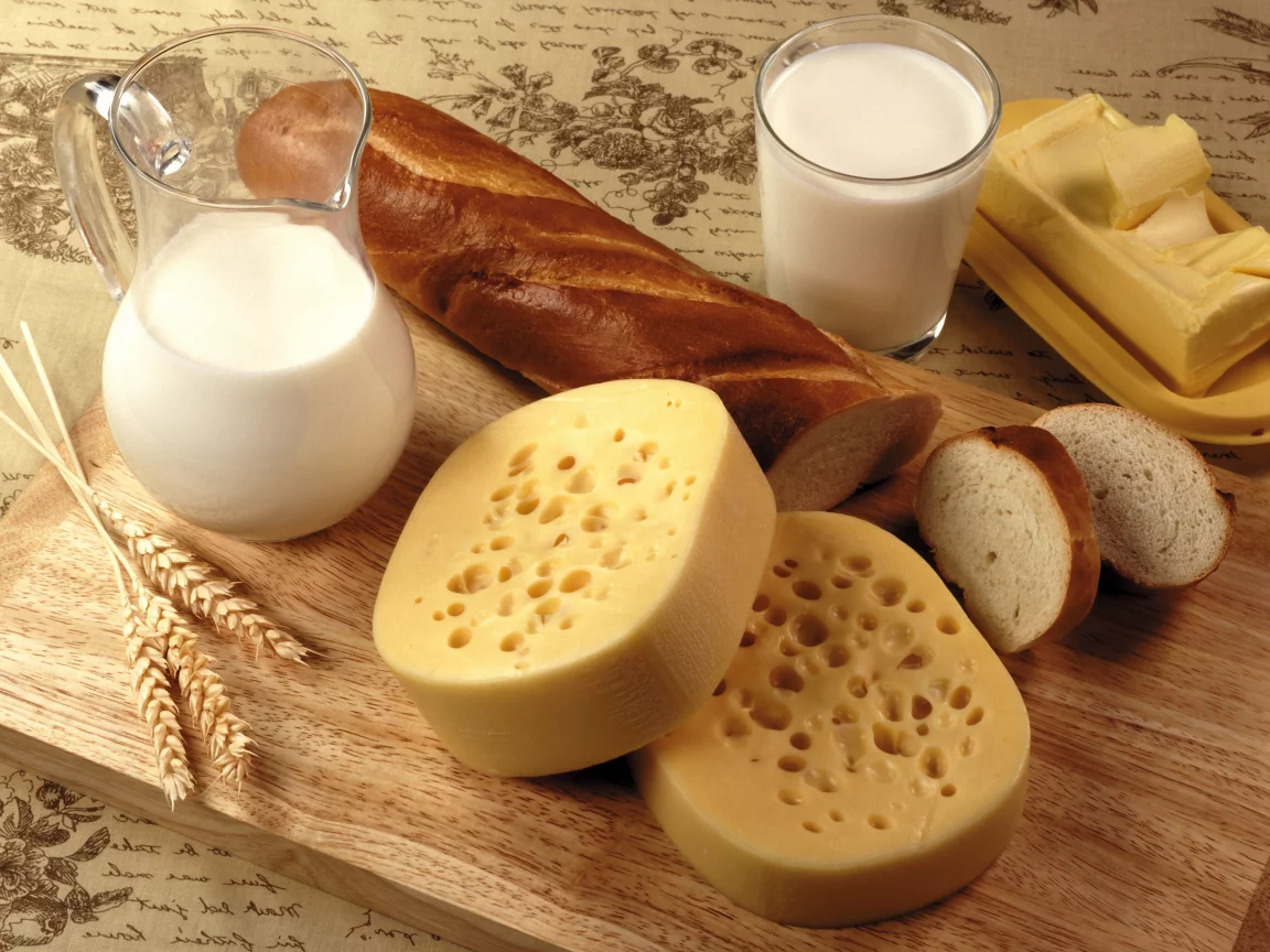 молоко, батон, колоски, кувшин, стакан, доска, хлеб, Сыр