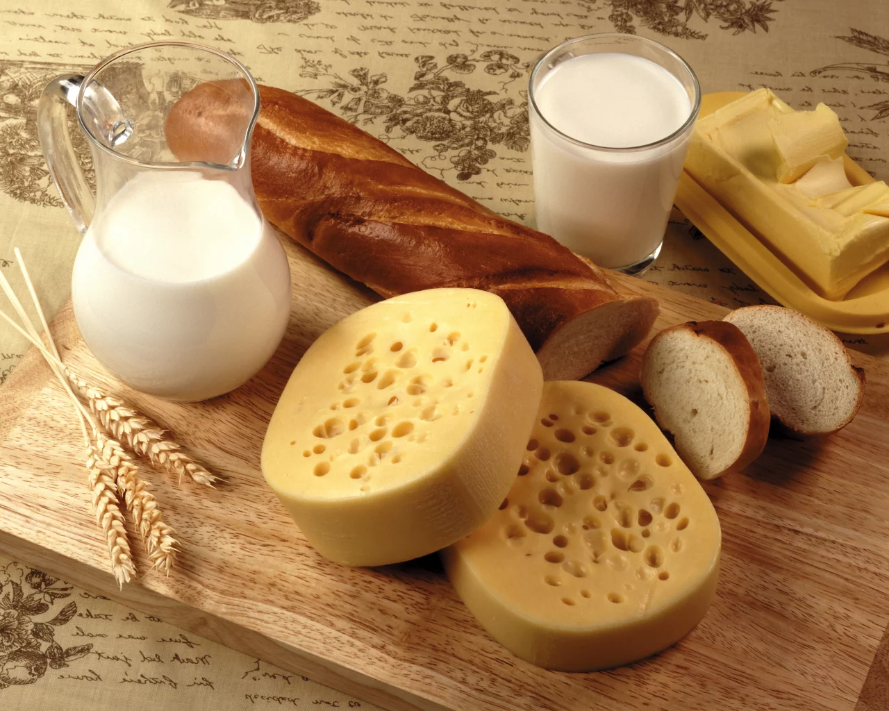 молоко, батон, колоски, кувшин, стакан, доска, хлеб, Сыр