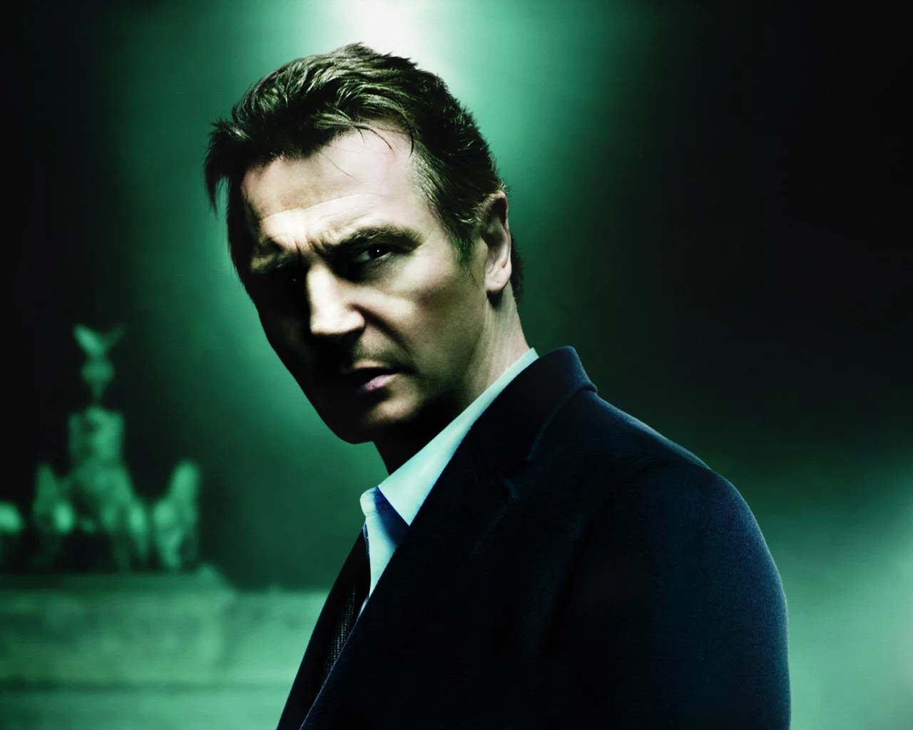 лиам нисон, взгляд, темный фон, Liam neeson, unknown, свечение