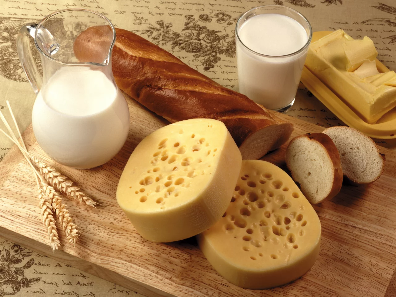 молоко, батон, колоски, кувшин, стакан, доска, хлеб, Сыр
