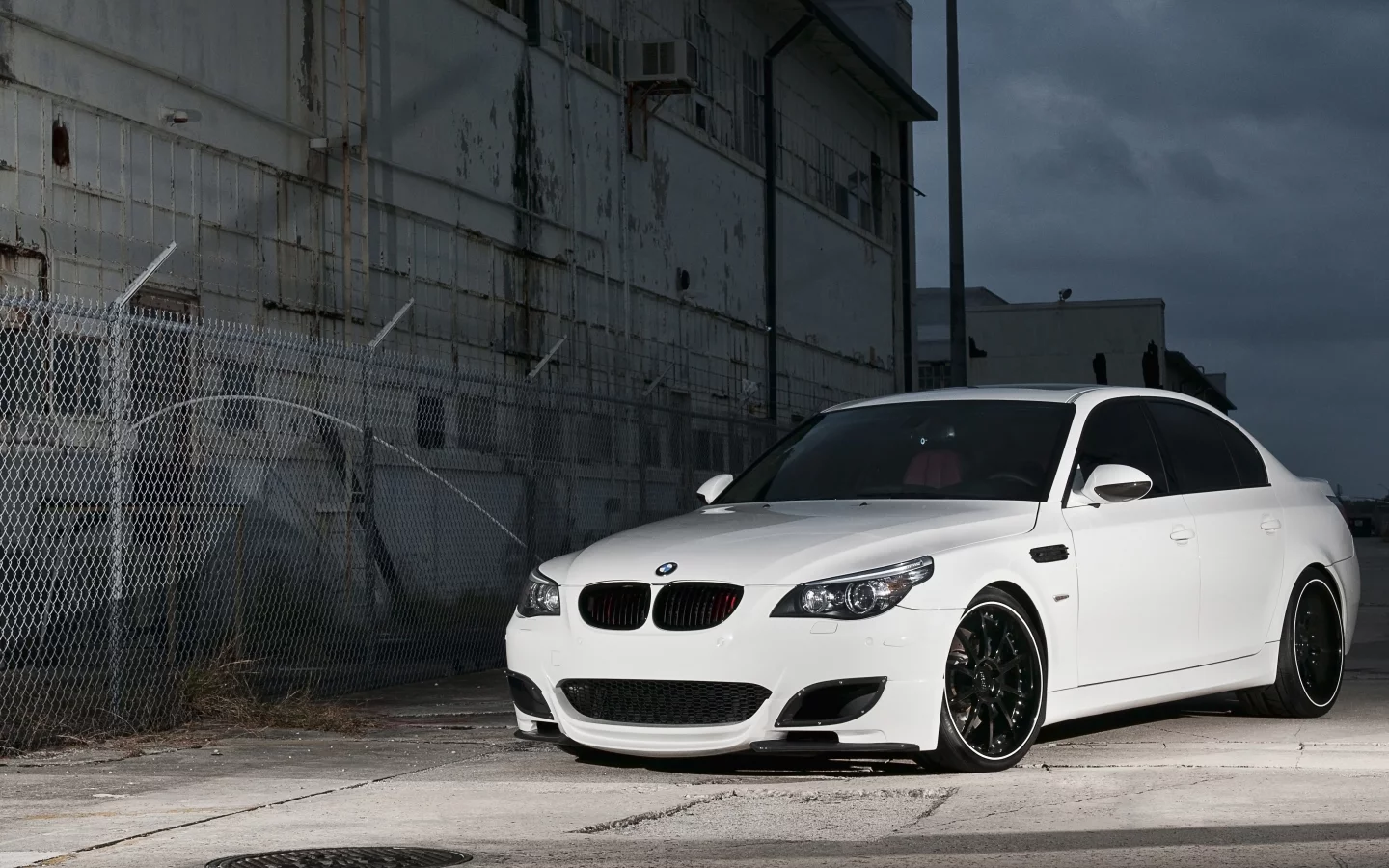 m5, e60, бмв, white, Bmw, забор, решётка, белый